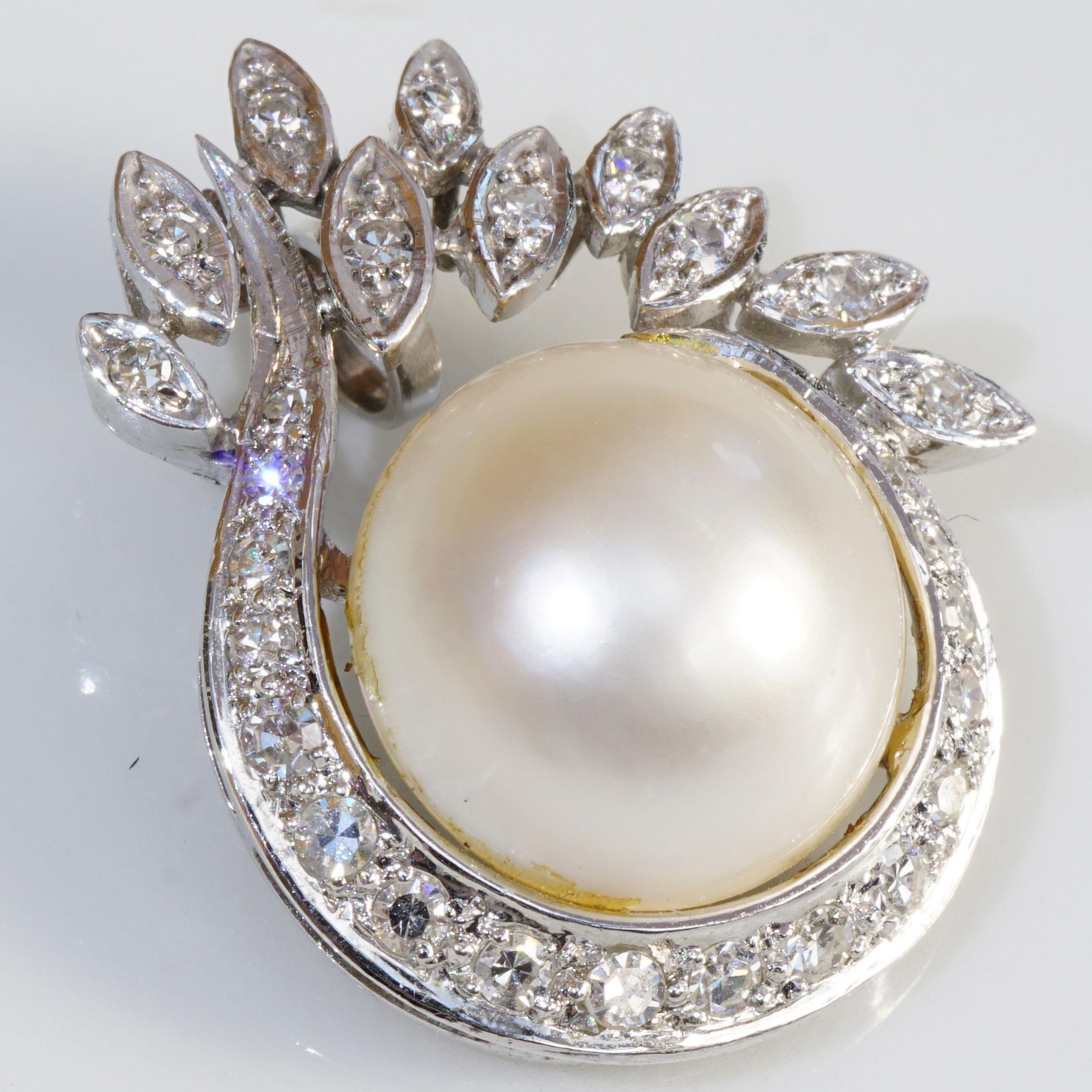 what a wonderful shape this festive pendant with a large eyelet (diameter 4 mm) has a magical attraction, an eye-catcher, in the middle a very fine white mabe pearl AAA+ with 13.8 mm diameter high-quality in a bowl-shaped setting, Leaf-like and