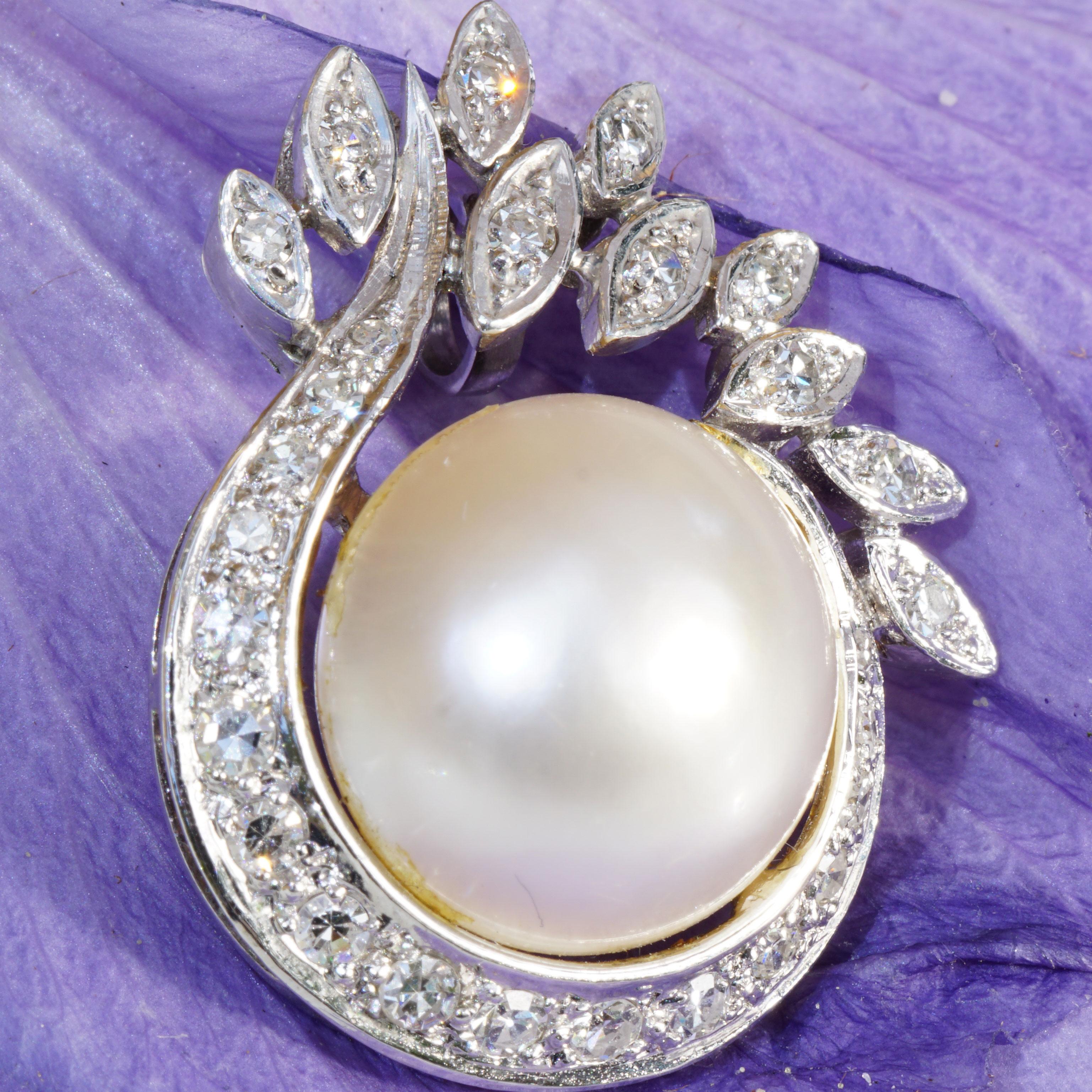 Brilliant Cut Mabe Pearl Brilliant Pendant White Gold 0.60 ct TW VS 27 x 22 mm large Eyelet For Sale
