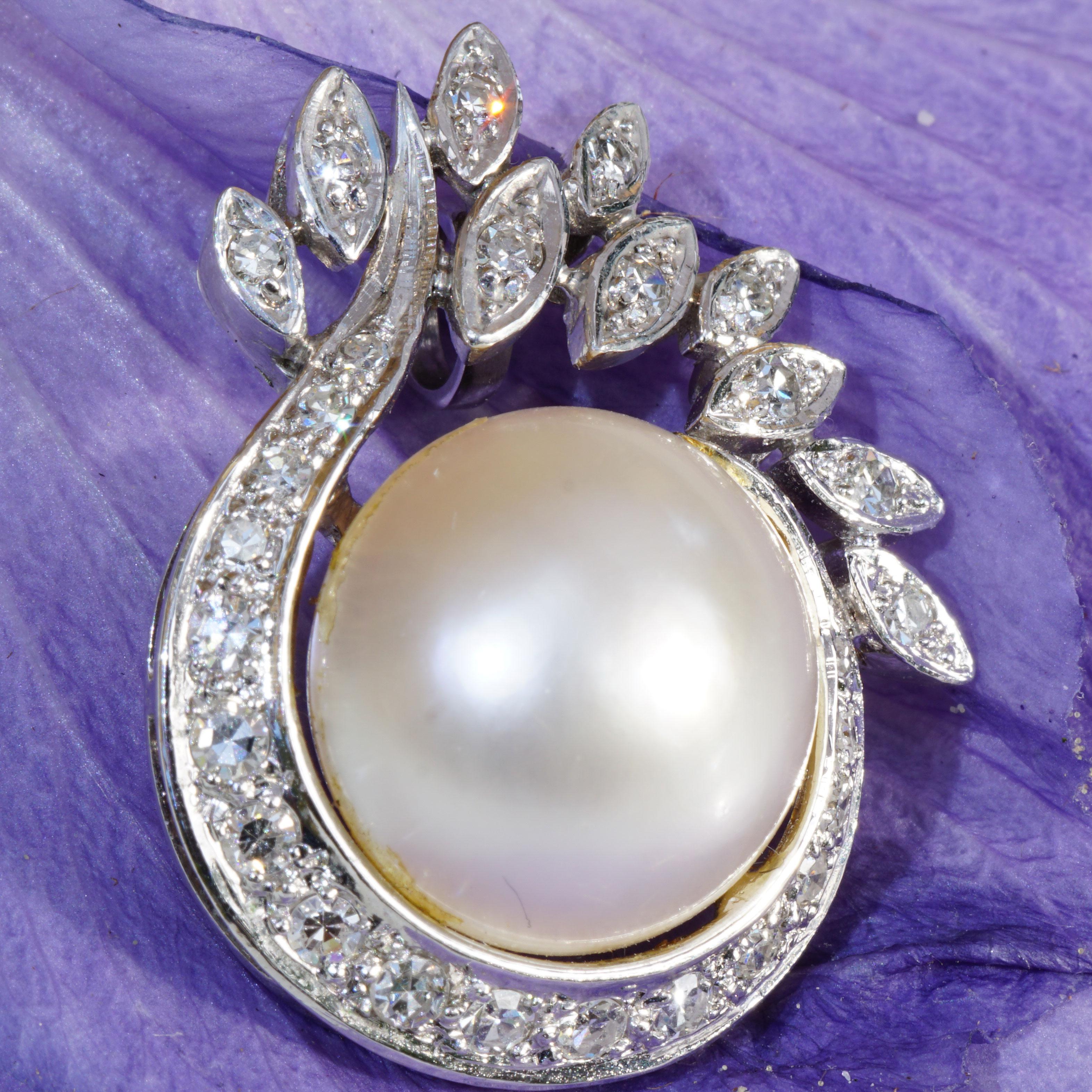 Mabe Pearl Brilliant Pendant White Gold 0.60 ct TW VS 27 x 22 mm large Eyelet In Good Condition For Sale In Viena, Viena