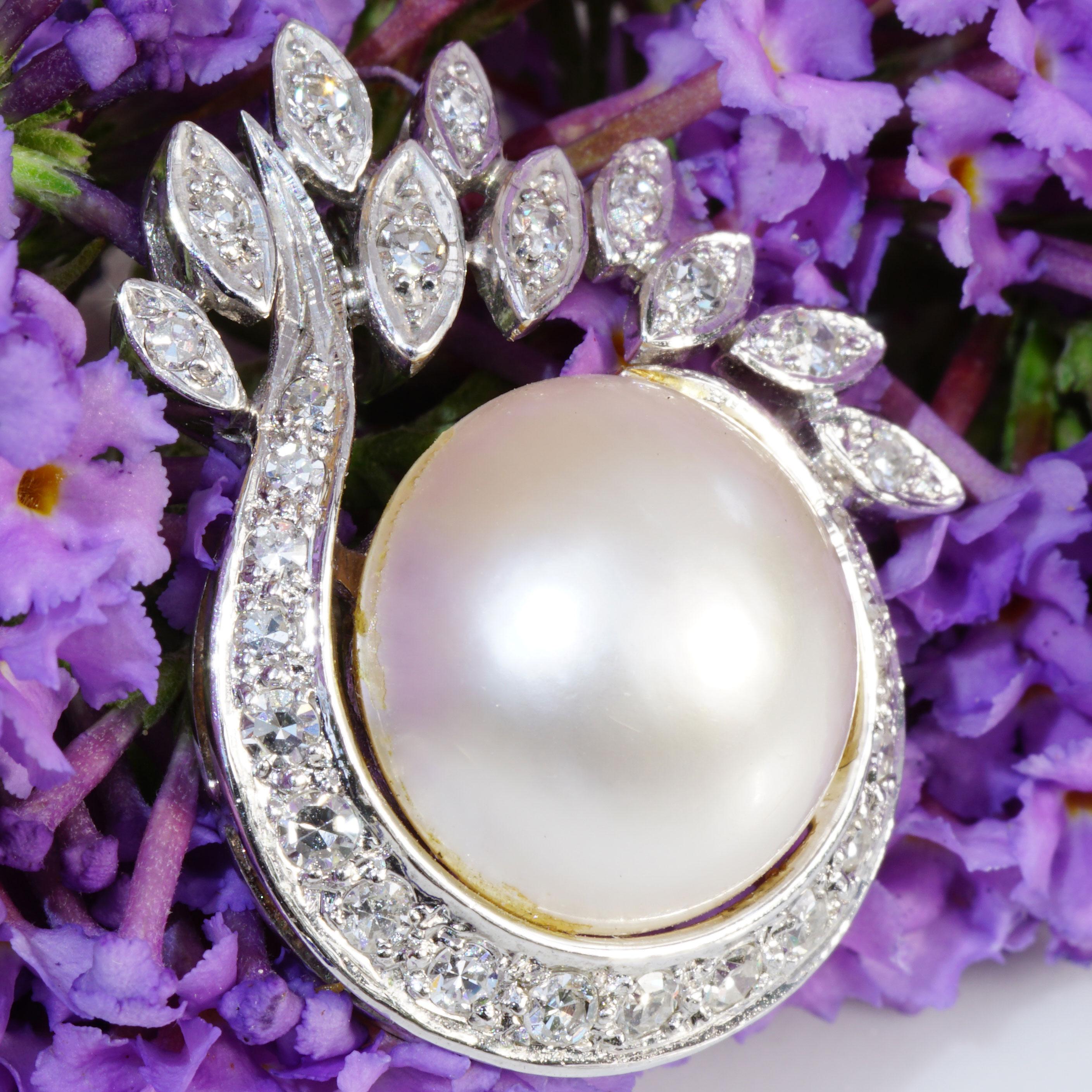 Mabe Pearl Brilliant Pendant White Gold 0.60 ct TW VS 27 x 22 mm large Eyelet For Sale 1