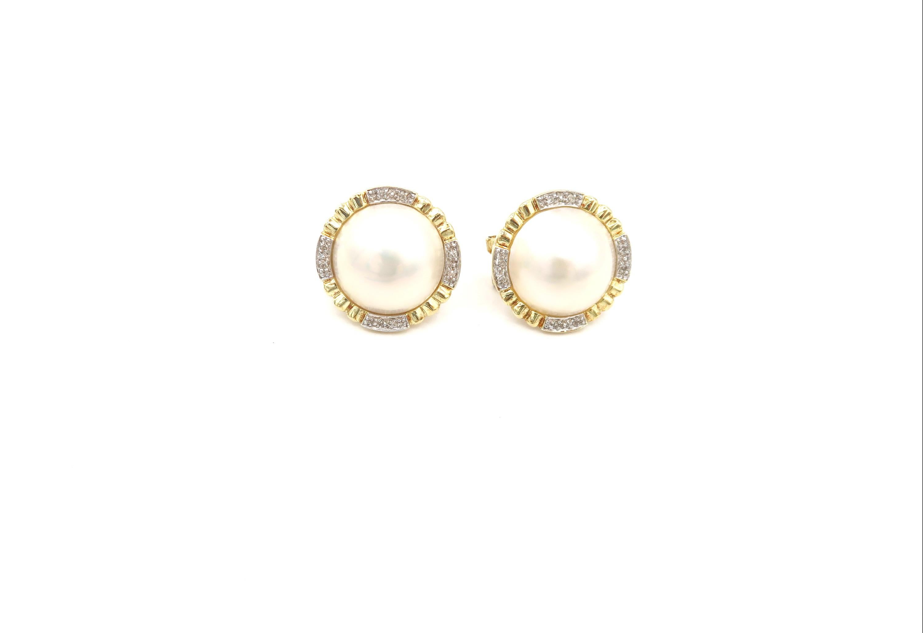 Mabe Pearl Clip-on Earrings with Diamond

Diamond 0.12ct.
Gold: 14K Yellow Gold 3.32g.