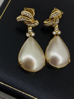 Boucles d'oreilles pendantes en or jaune 18 carats avec perles et diamants en grappe