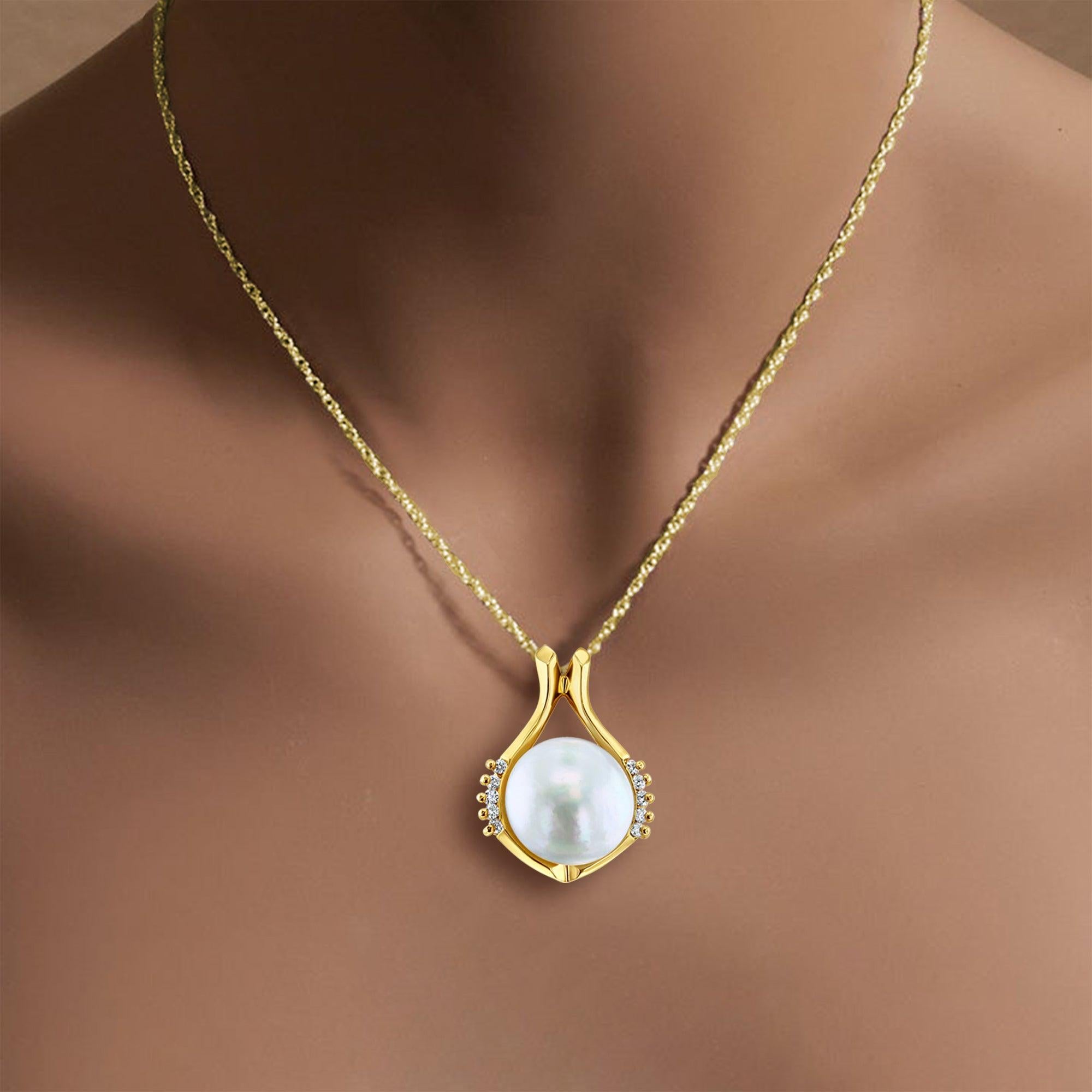 ♥ Riepilogo del prodotto ♥

Pietra principale: Perla Mabe e diamanti
Circa. Peso in carati del diamante: .16cttw 
Metallo: oro giallo 14k 
Taglio del diamante: Rotondo
Dimensioni: 27 mm x 20 mm
Peso: 7 grammi
Catena: 18