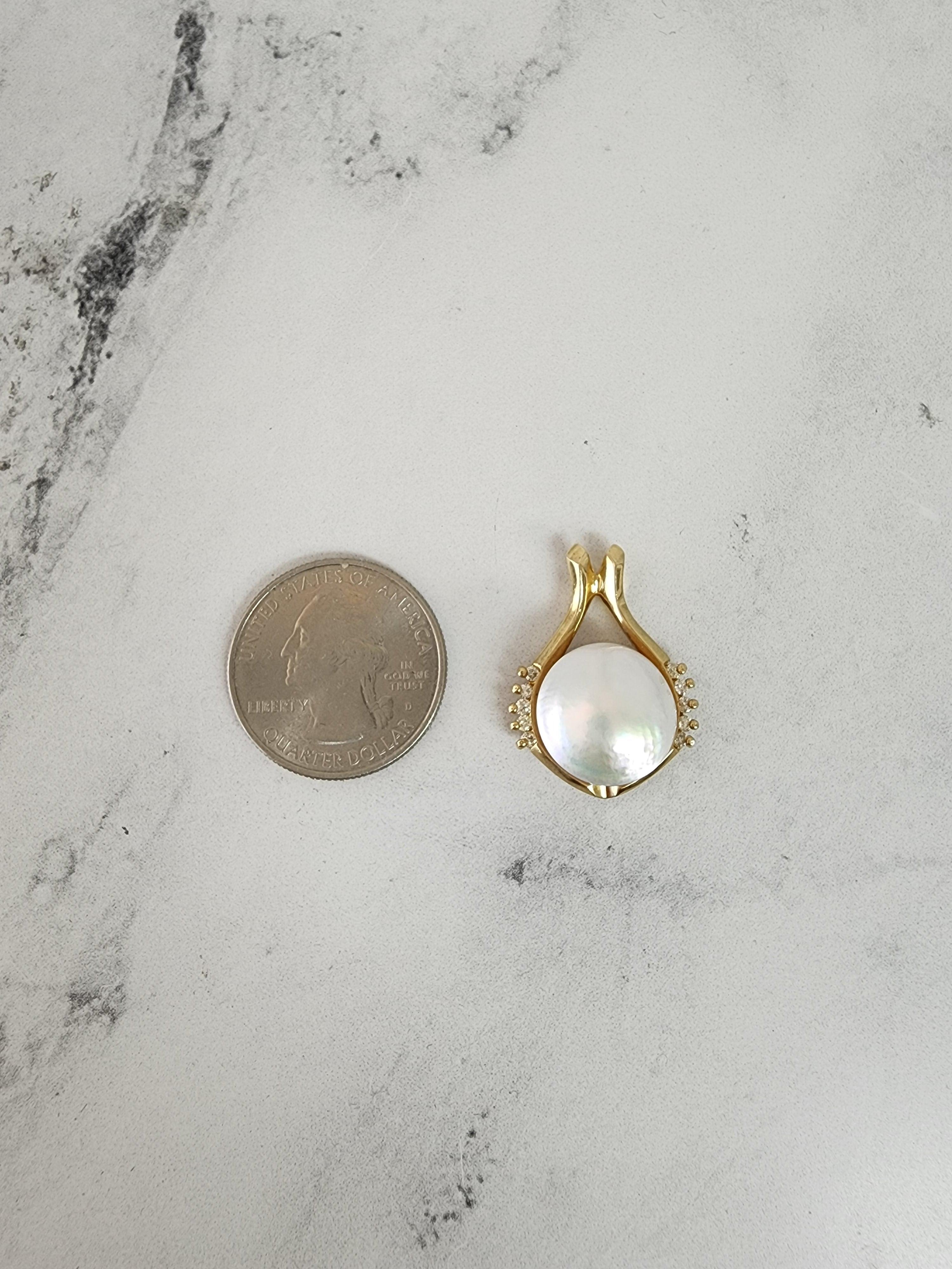 Taglio rotondo Collana Mabe con perle e diamanti in vendita