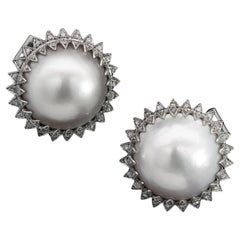 Boucles d'oreilles en perles et diamants de Mabe Circa 1970