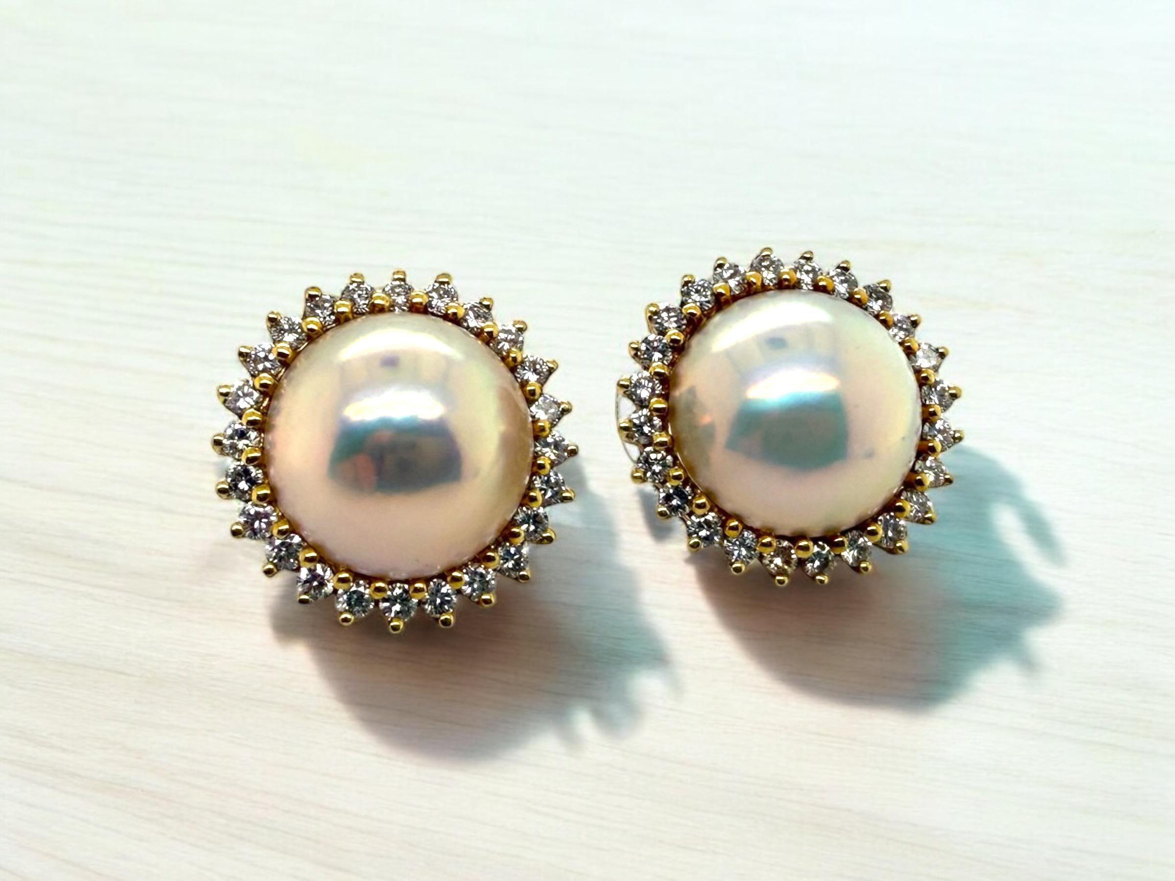 Nous adorons ces beautés classiques !!!

Détails des boucles d'oreilles
MATERIAL : Or jaune 18K
Largeur de la boucle d'oreille : 3/4 de pouce
Style de dos : Dos poussé
Poids : 8,3 grammes

Accentué par les pierres précieuses suivantes
2 - Perles