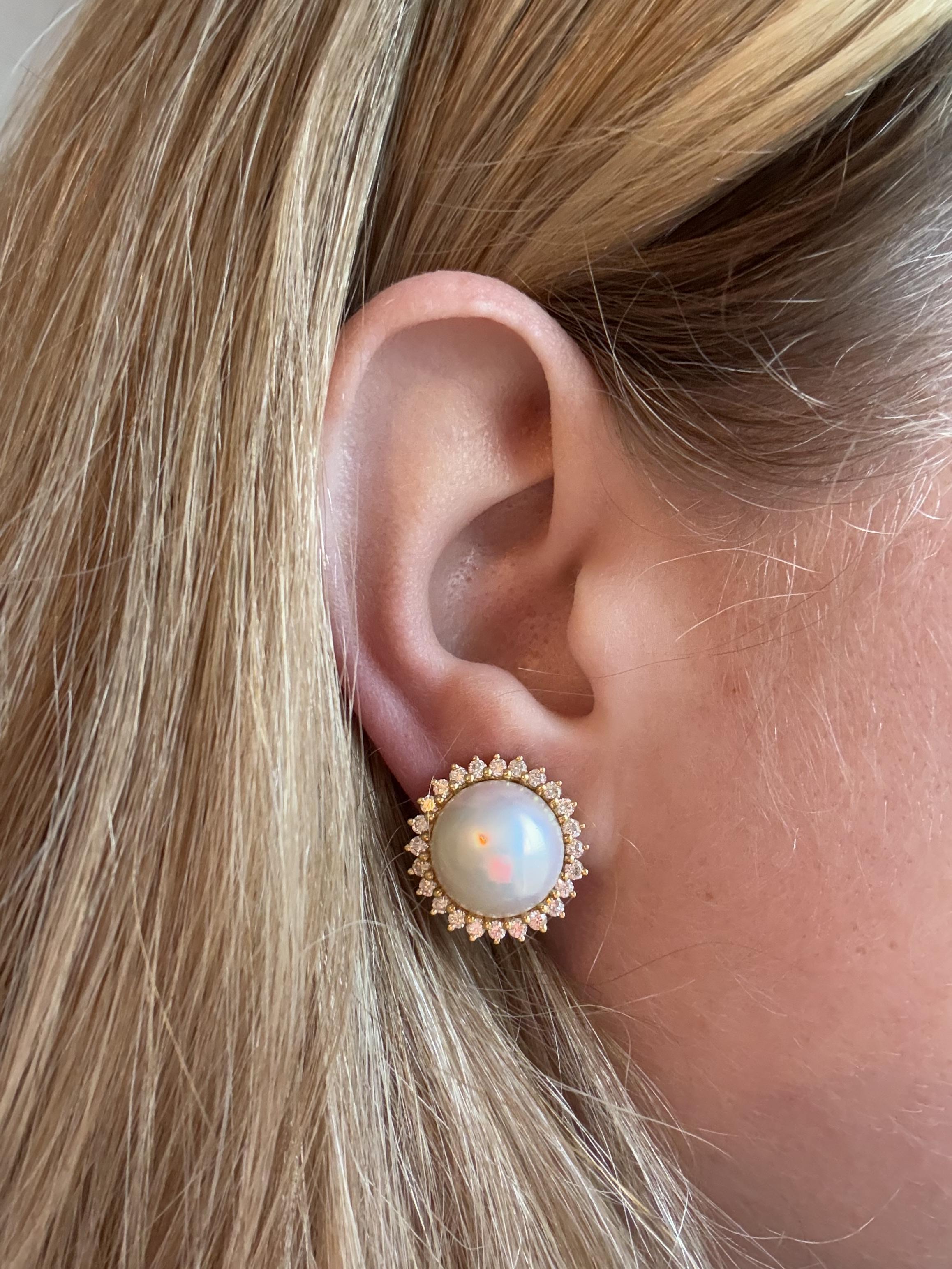 Rétro Boucles d'oreilles en or jaune 18K avec perles et diamants Mabe en vente