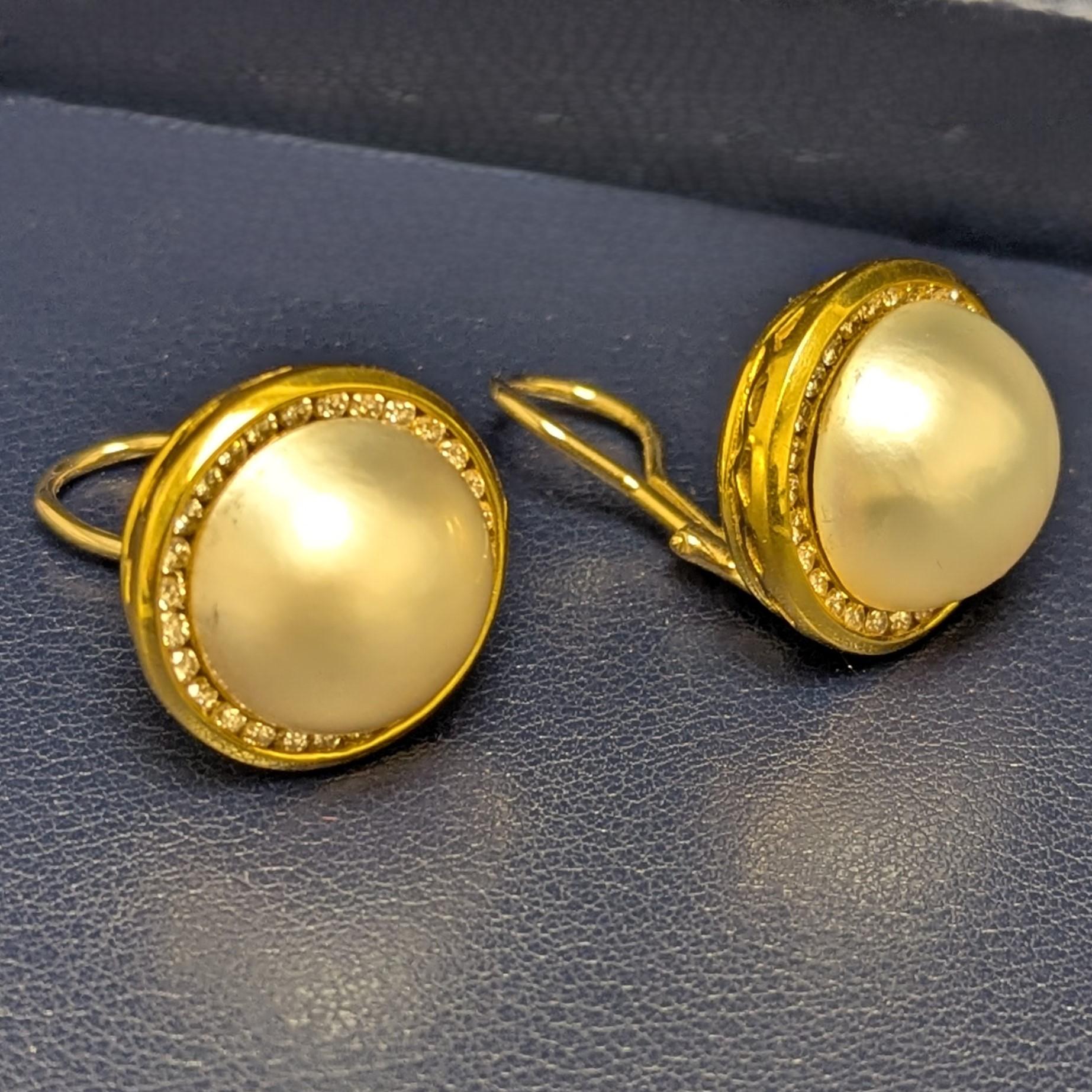 Round Cut Mabé Pearl, Diamond, Yellow Gold Stud Earclips For Sale