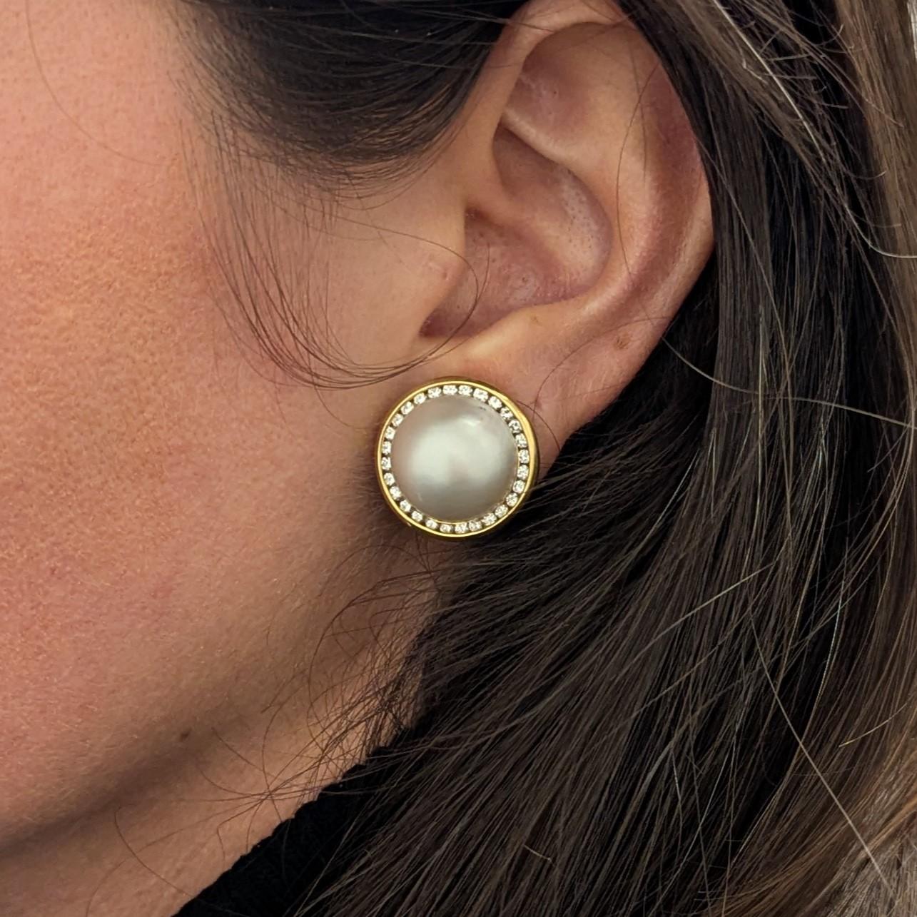 Mabé Pearl, Diamond, Yellow Gold Stud Earclips In Excellent Condition For Sale In New York, NY