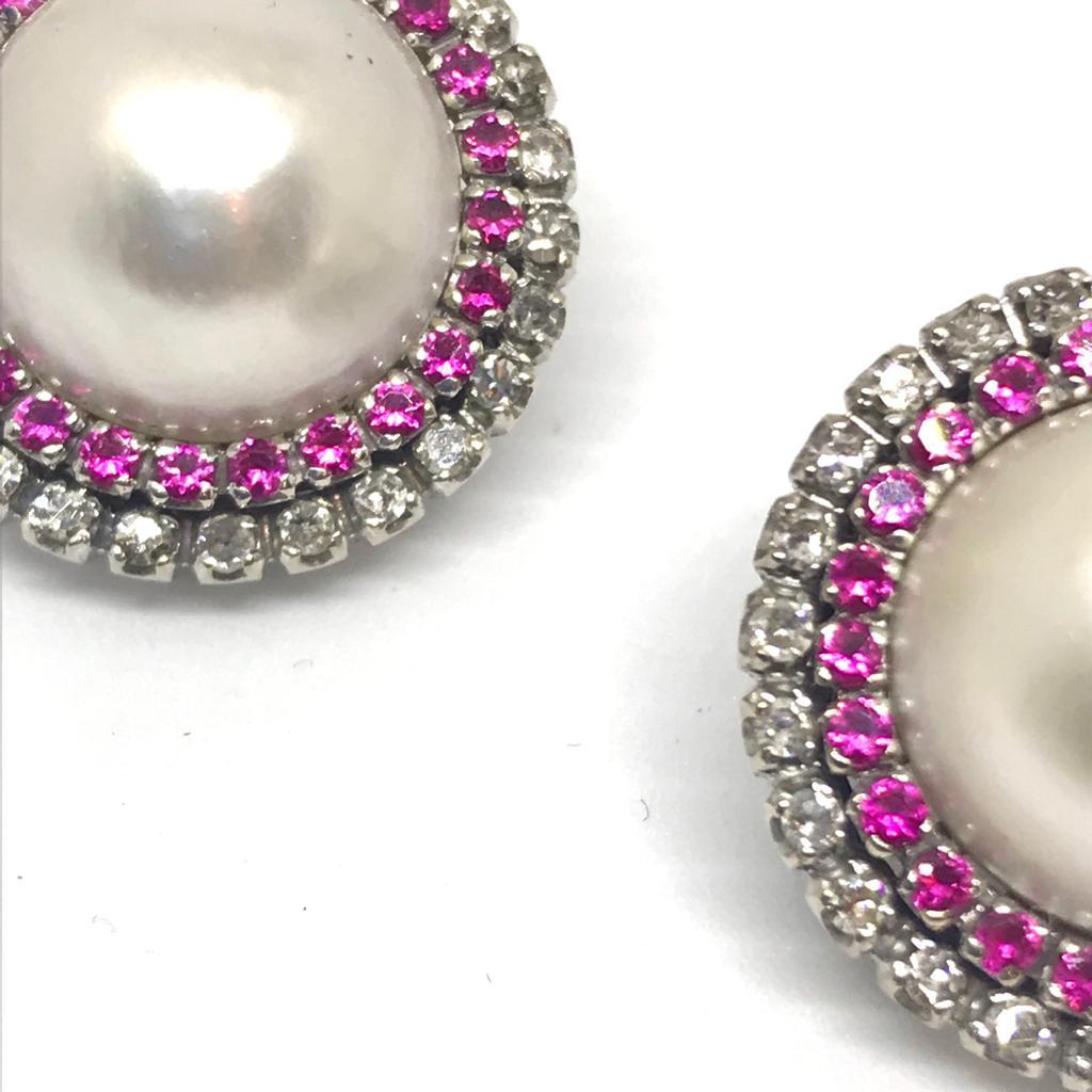 
Stunning elegant earrings from 1950’s. Feature two mabe pearls framed in elegant diamonds and rubis. Mabe pearls are 15mm in diameter. Diamonds are round cut, total weight approximately 2.5 carats, and rubies approximately 2 carats. Very feminine,