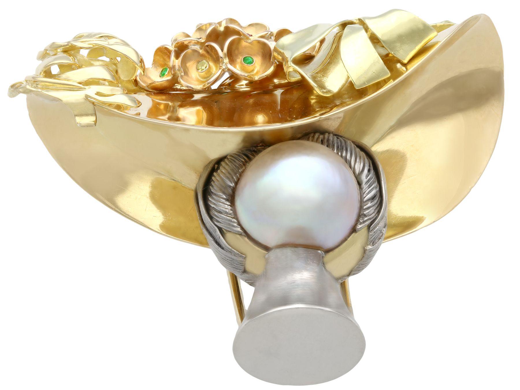 Eine atemberaubende, feine und beeindruckende Mabe-Perle, ein gelber Diamant von 0,12 Karat, ein Rubin von 0,27 Karat, ein Saphir von 0,13 Karat und ein Smaragd von 0,12 Karat sowie eine Brosche aus 18-karätigem Gelbgold; Teil unserer vielfältigen
