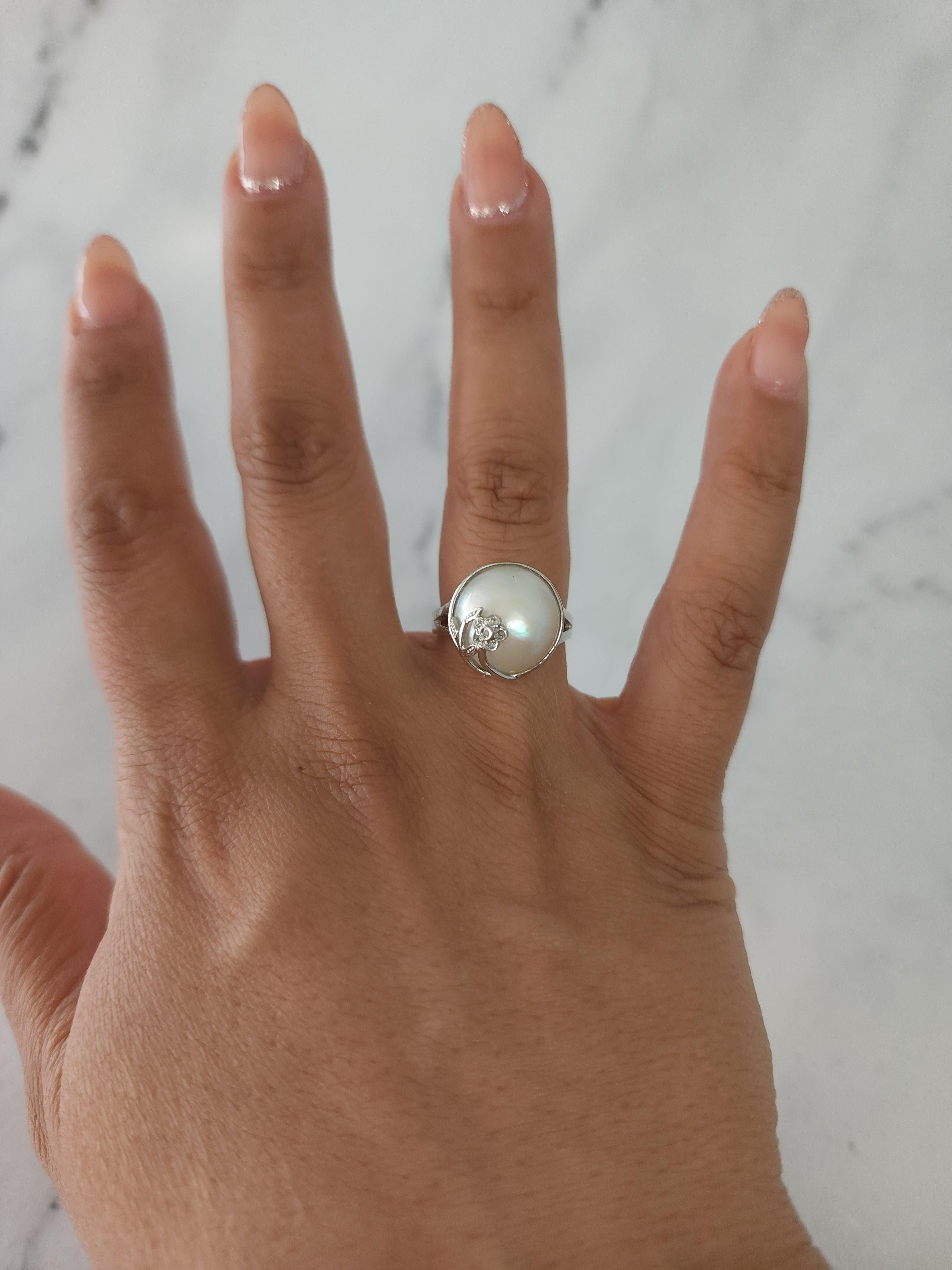 ♥ Product Summary ♥

Main Stone: Mabe Pearl & Diamond
Pearl Size: 13-14MM
Band Material: 14k White Gold