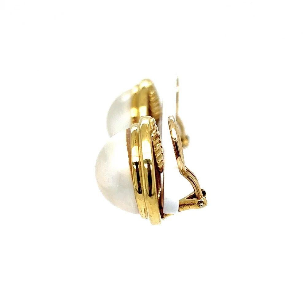 Mabe Pearl French Clip Gold Vintage Earrings In Excellent Condition For Sale In Montreal, QC