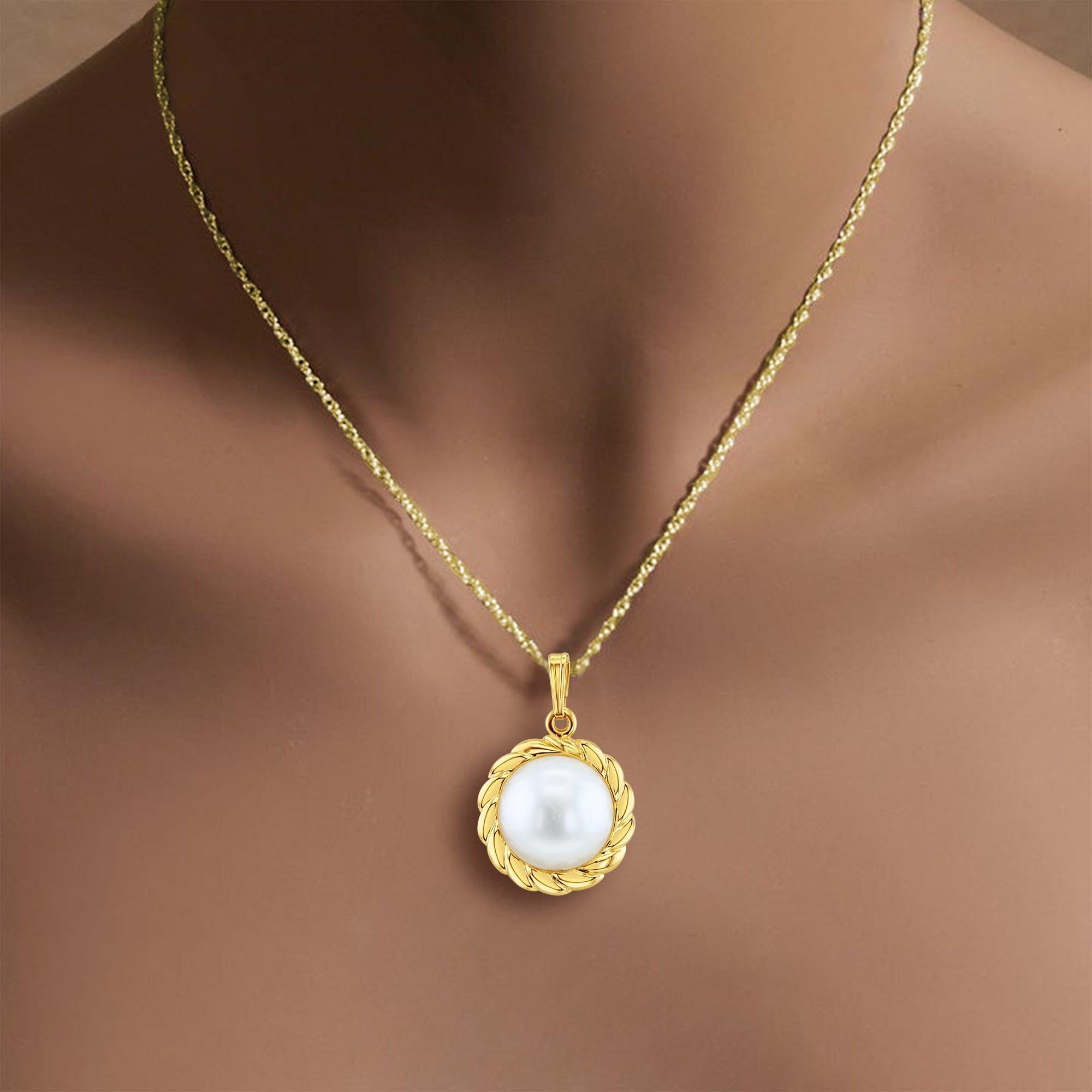 ♥ Product Summary ♥

Main Stone: Mabe Pearl
Pearl Size: 13mm
Metal: 14k Yellow Gold
Dimensions: 28mm x 19mm 
Weight: 4 grams
Chain: 18