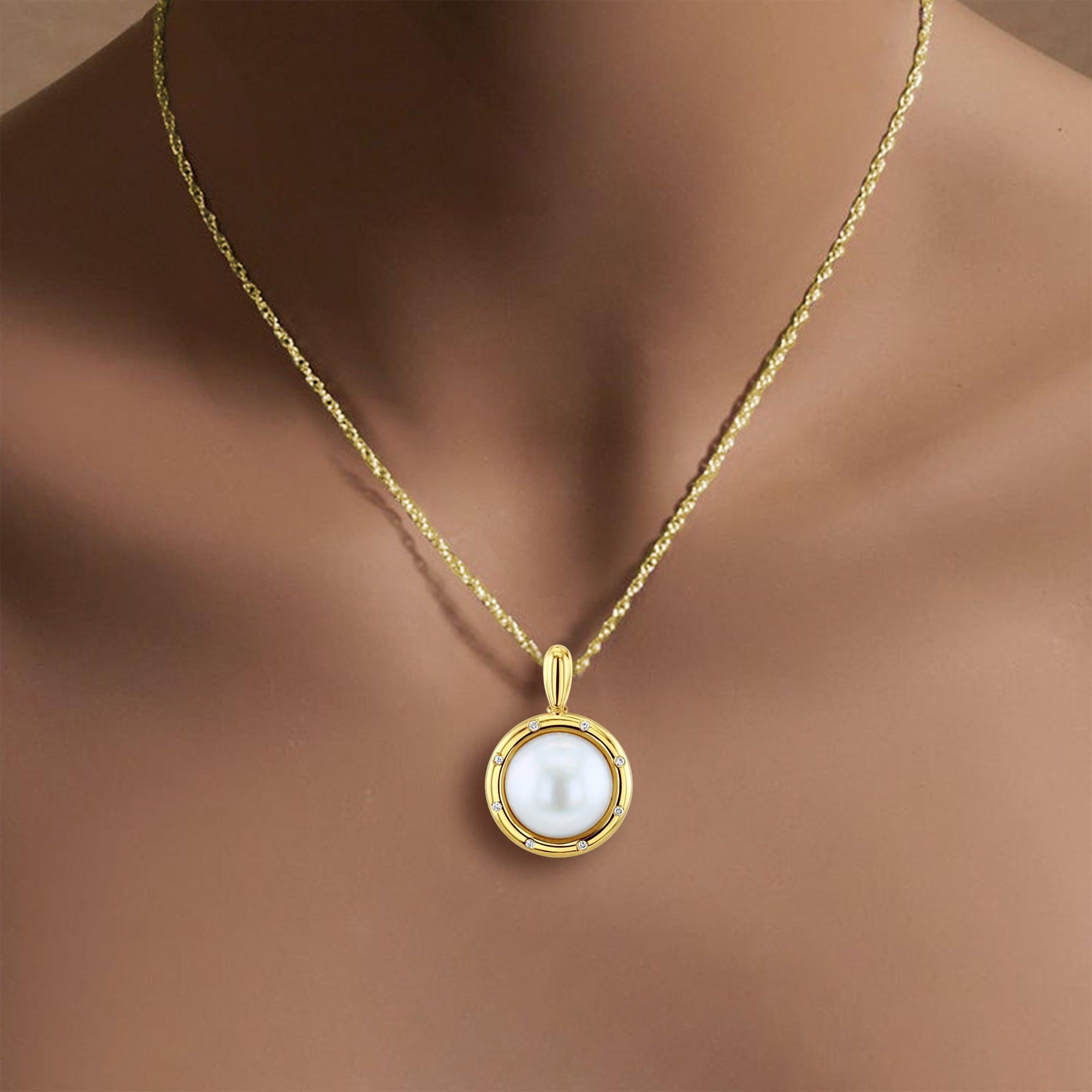 ♥ Riepilogo del prodotto ♥

Pietra principale: Perla Mabe e diamanti 
Dimensione della perla: 12 mm
Metallo: oro giallo 14k
Dimensioni: 26 mm x 18 mm 
Peso: 4 grammi
Catena: 18