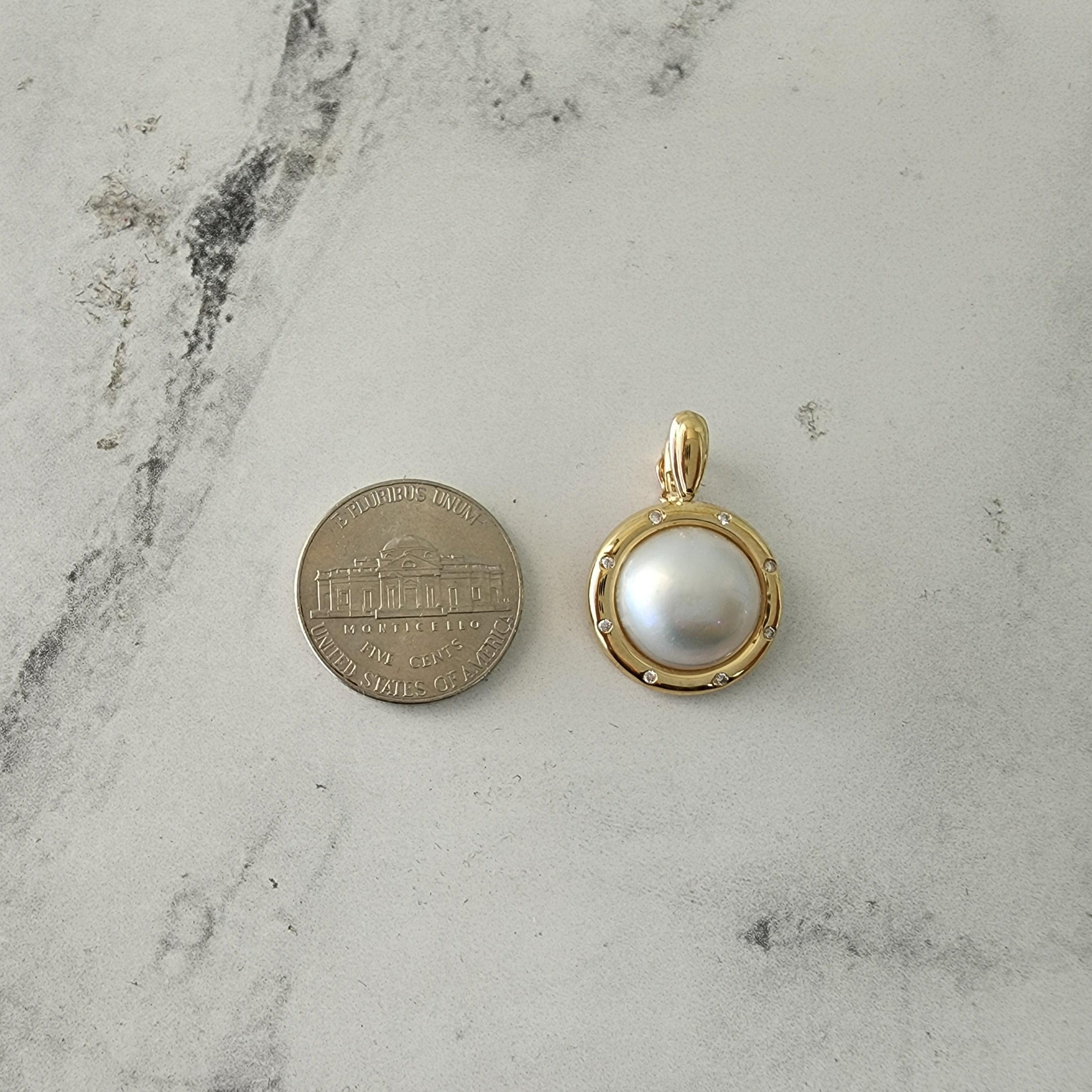 Taglio rotondo Collana di perle Mabe con lunetta lucida con diamanti in vendita