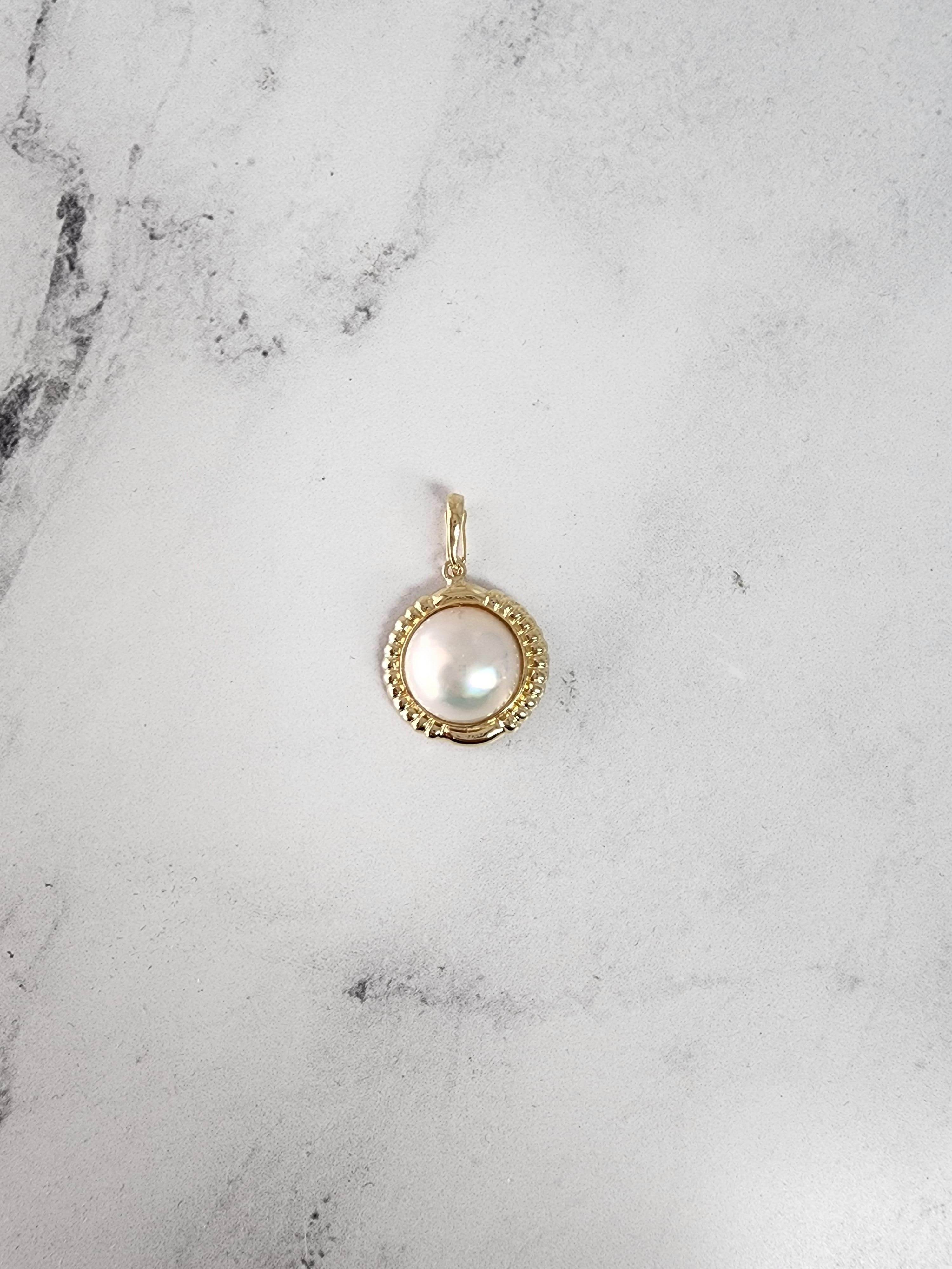 Round Cut Mabe Pearl Necklace With Ridged Gold Bezel  14k Yellow Gold For Sale