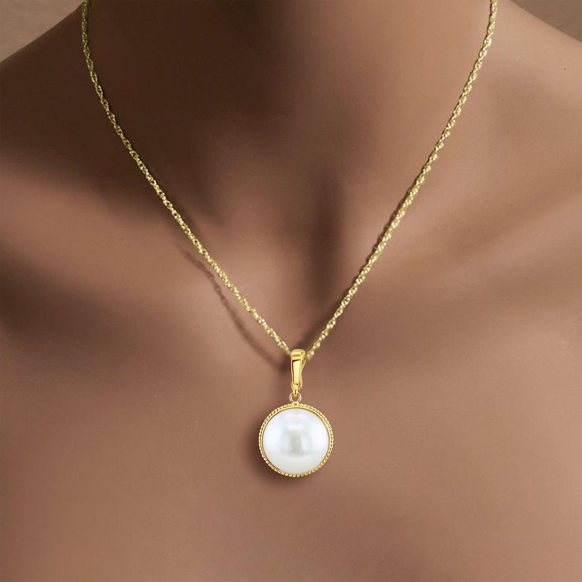 ♥ Product Summary ♥

Main Stone: Mabe Pearl
Pearl Size: 15mm
Metal: 14k Yellow Gold
Dimensions: 27mm x 16mm 
Weight: 3 grams
Chain: 18