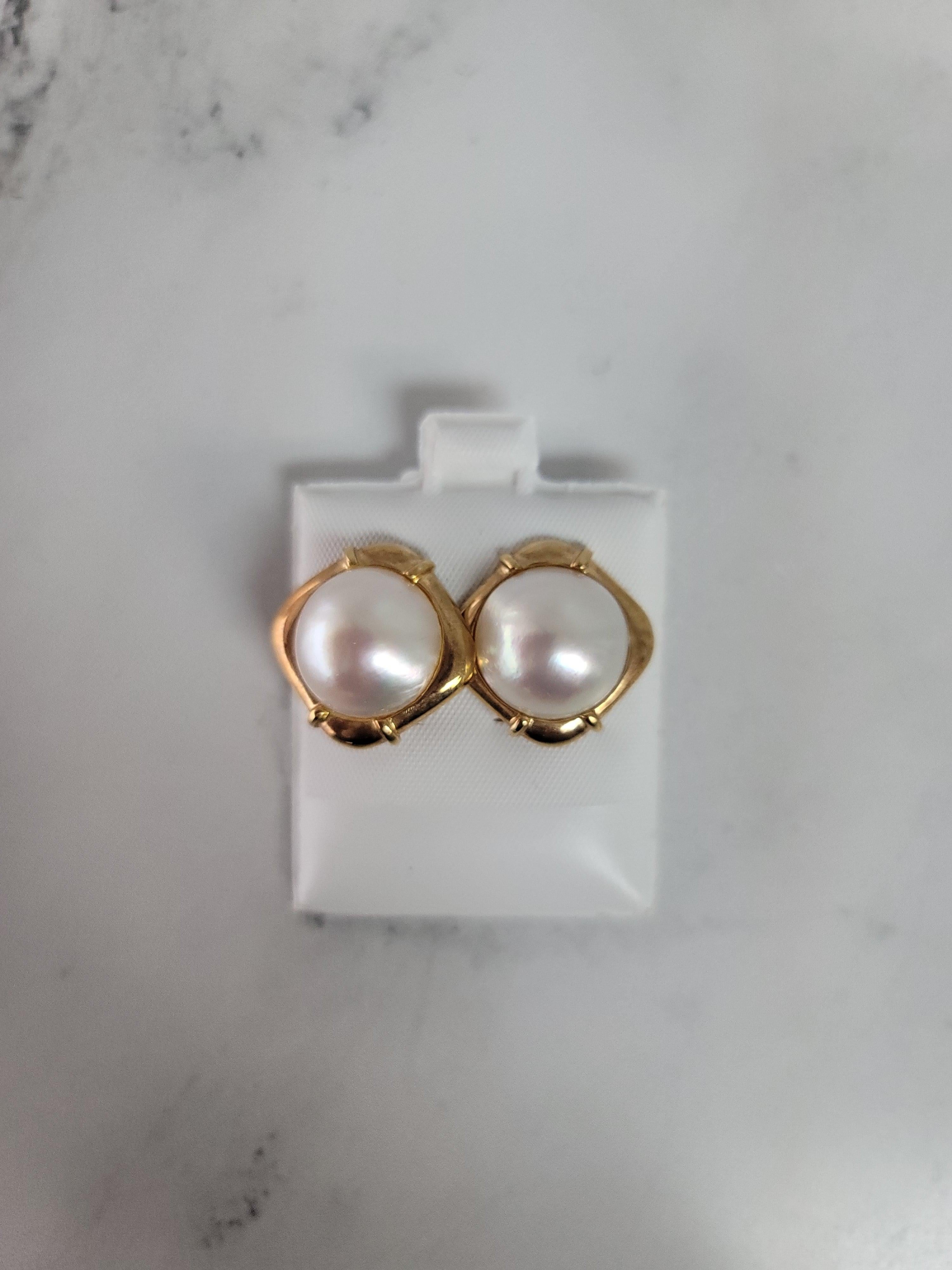 Mabe Pearl Omega Clip Mabe Pearl Omega Clip On Earrings with Square Gold setting In New Condition For Sale In Sugar Land, TX