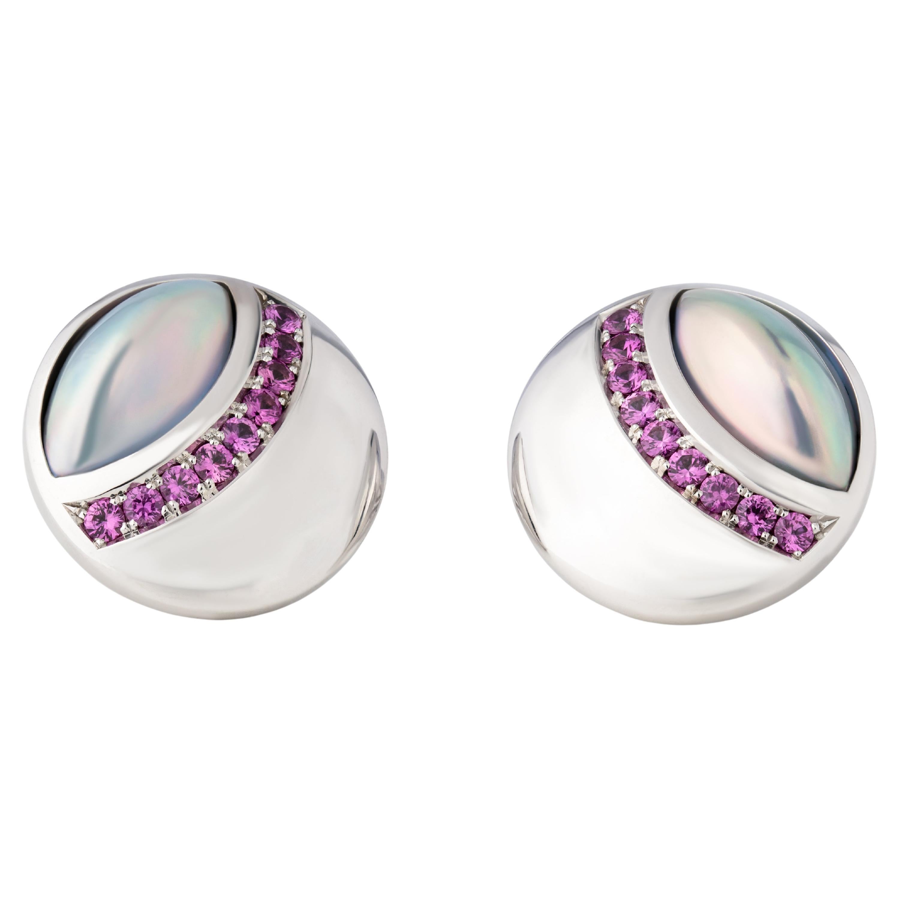 Boucles d'oreilles luxueuses en or blanc 18 carats, grandes perles mabé.  9,5 x 17 mm / 0,374 x 0,669 pouces et 18 saphirs rouges d'un total de 1,33 carats.
Un cadre en or blanc poli sert de décor aux perles au très beau lustre et leur belle