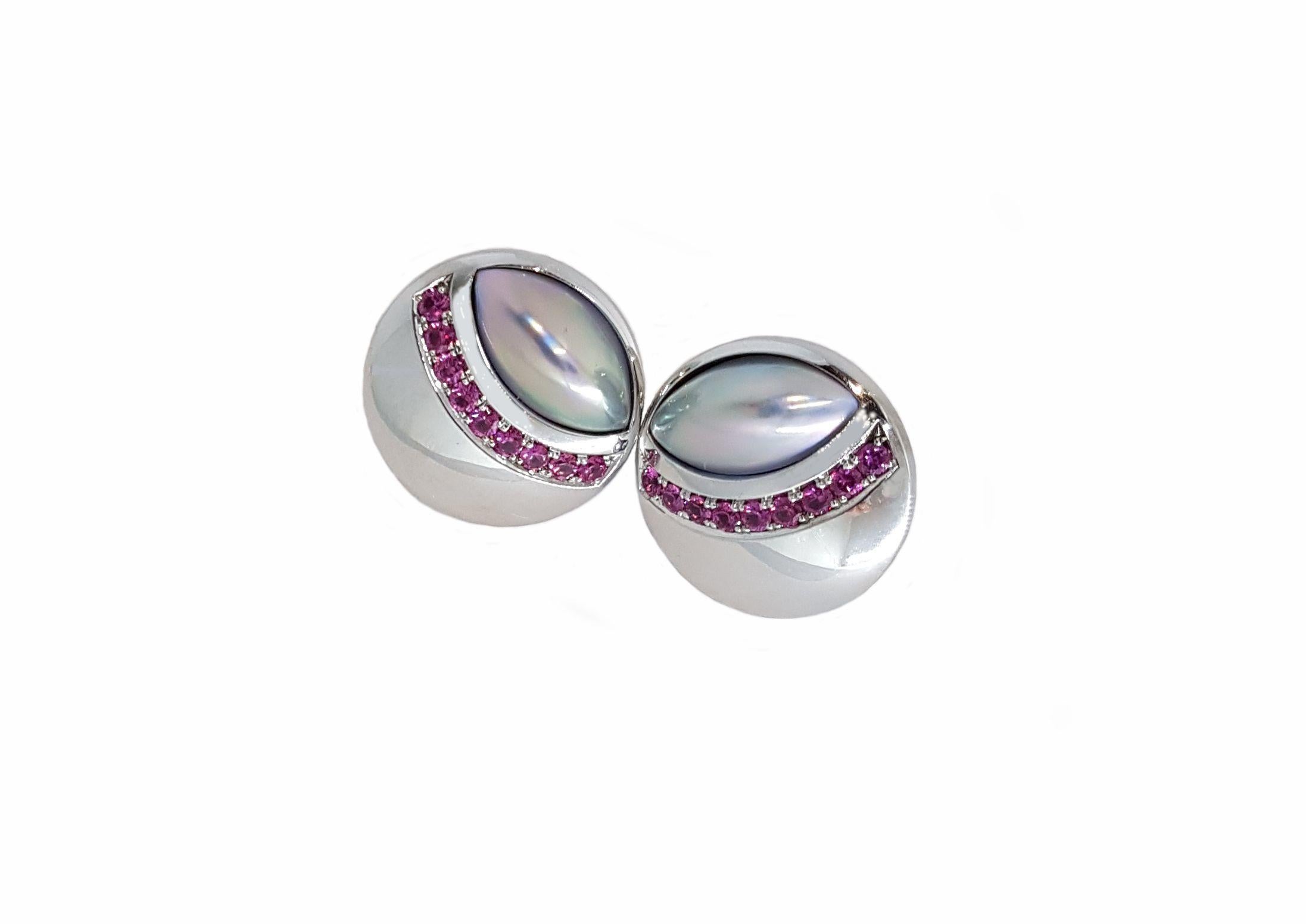 Luxurious earings made of 18 carat white gold, large mabé pearls  9,5 x 17 mm / 0.374 x 0,669 inches and 18 red Saphires with a total of 1.33 carats.
A frame of polished white gold sets the stage for the pearls with a very good luster and their