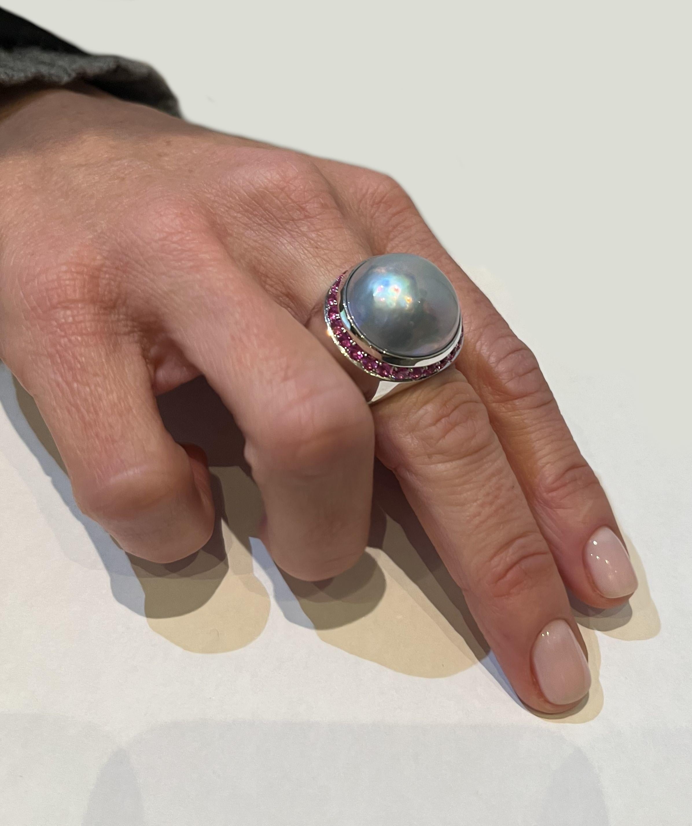 Mabé Pearl Pink Sapphire White Gold Ring In New Condition For Sale In Berlin, DE
