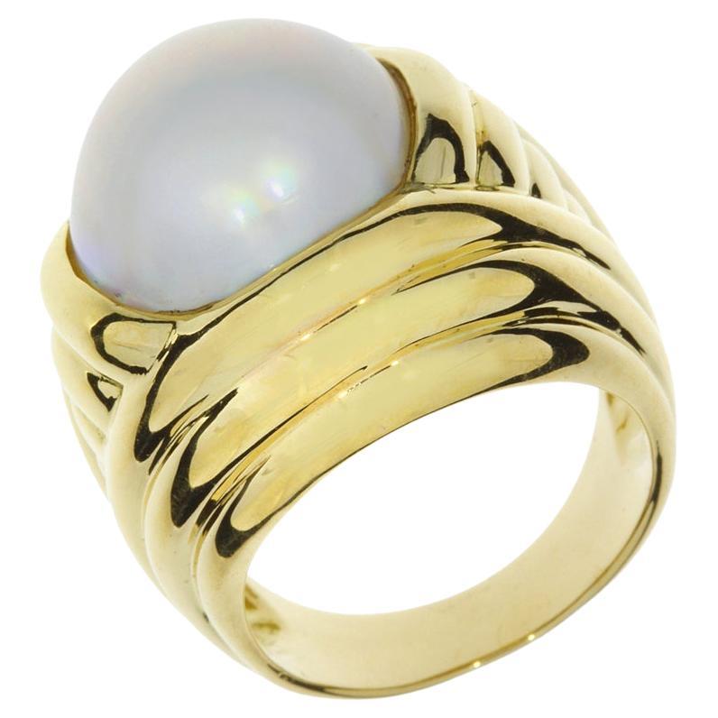 Mabe Pearl Ridged 18K Contemporary Ring For Sale