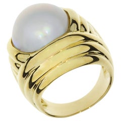 Vintage Mabe Pearl Ridged 18K Contemporary Ring