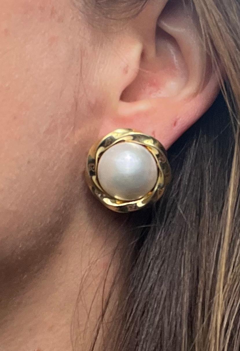 Modern Mabe Pearl Twist Frame Earrings in 18 Karat Gold For Sale