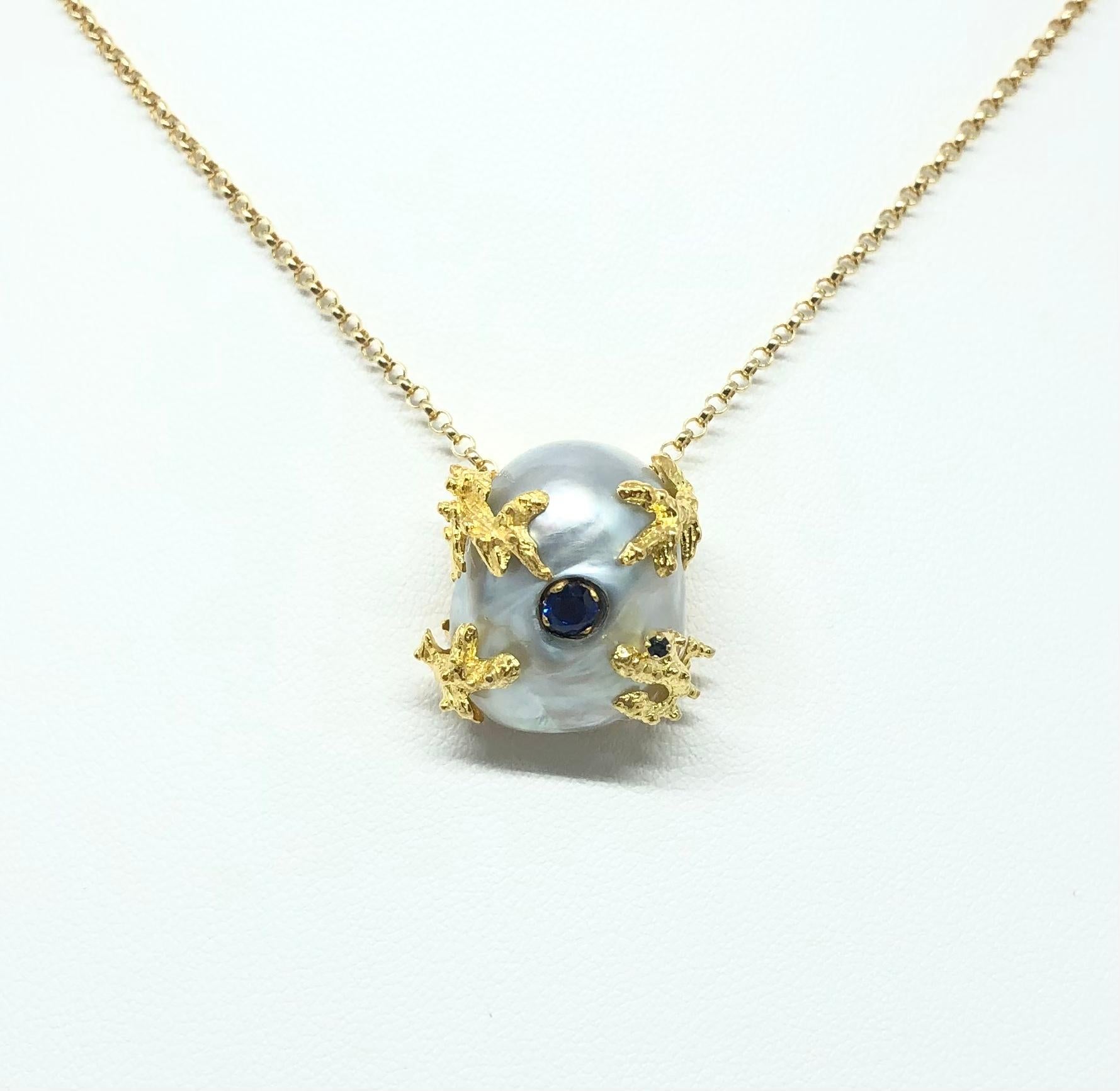 Ciondolo con perla Mabe e zaffiro blu da 0,17 carati con montatura in oro 18 carati
(catena non inclusa)

Larghezza: 2.3 cm 
Lunghezza: 2.0 cm
Peso totale:  8,18 grammi

