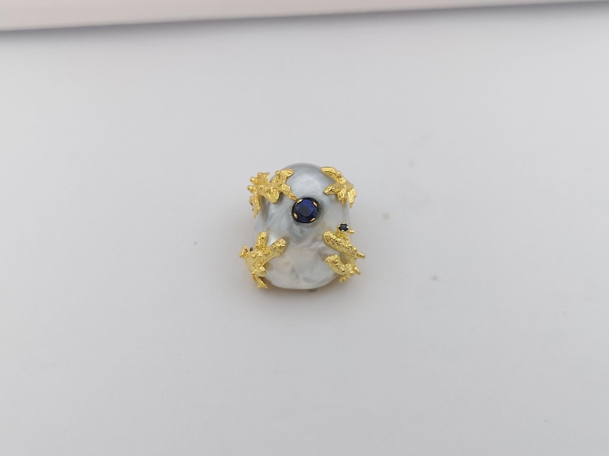 Ciondolo con perla Mabe e zaffiro blu incastonato in oro 18 carati In condizioni Nuovo in vendita a Bangkok, TH