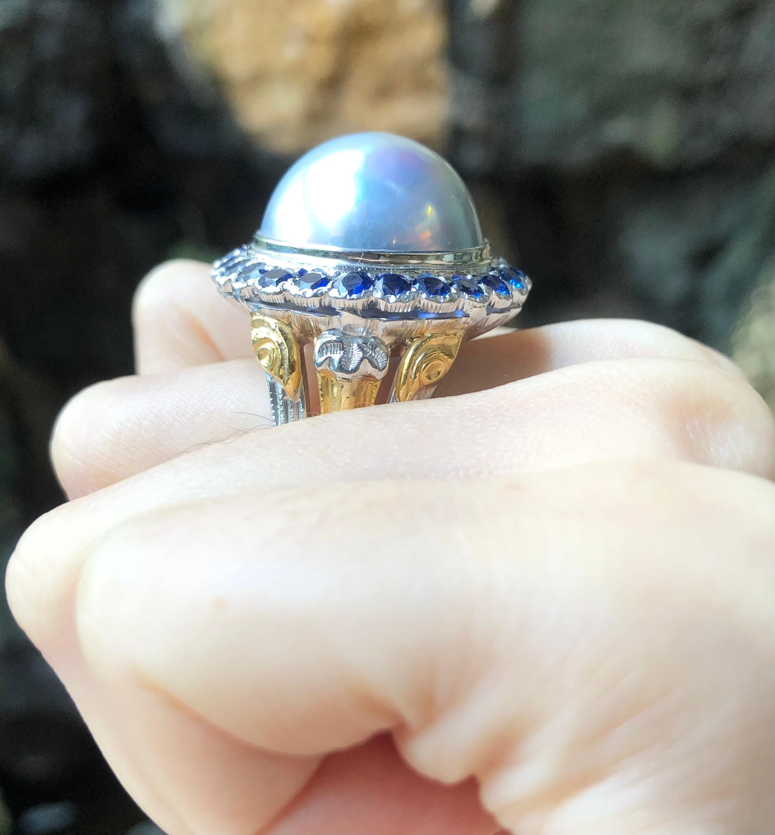 Mabe Perle mit blauem Saphir 3,12 Karat Ring in 18 Karat Weißgold gefasst

Breite:  2.5 cm 
Länge: 2,5 cm
Ringgröße: 68
Gesamtgewicht: 31,8 Gramm

