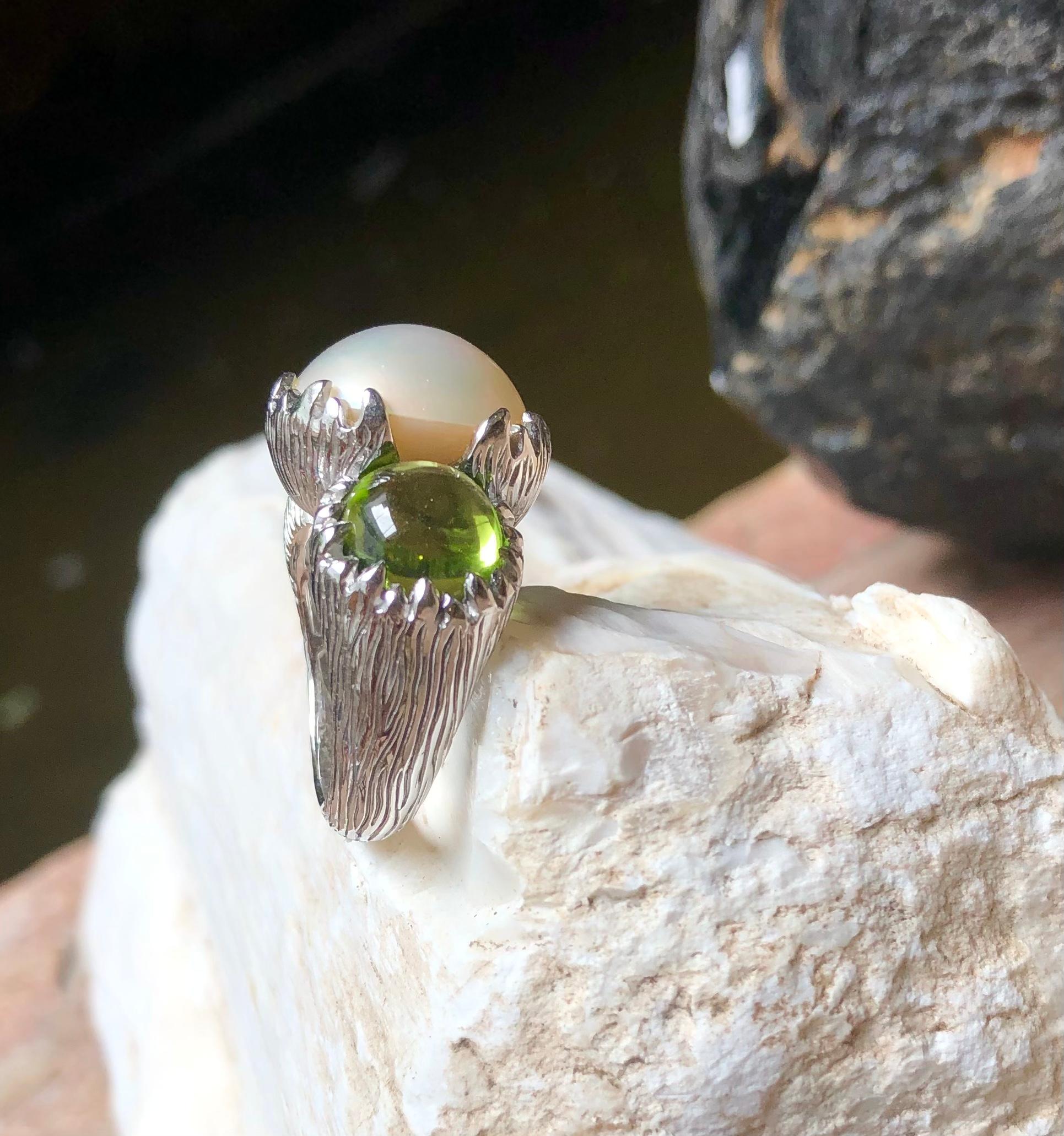 Mabe Pearl with Cabochon Peridot Ring Set in 18 Karat White Gold Settings For Sale 5