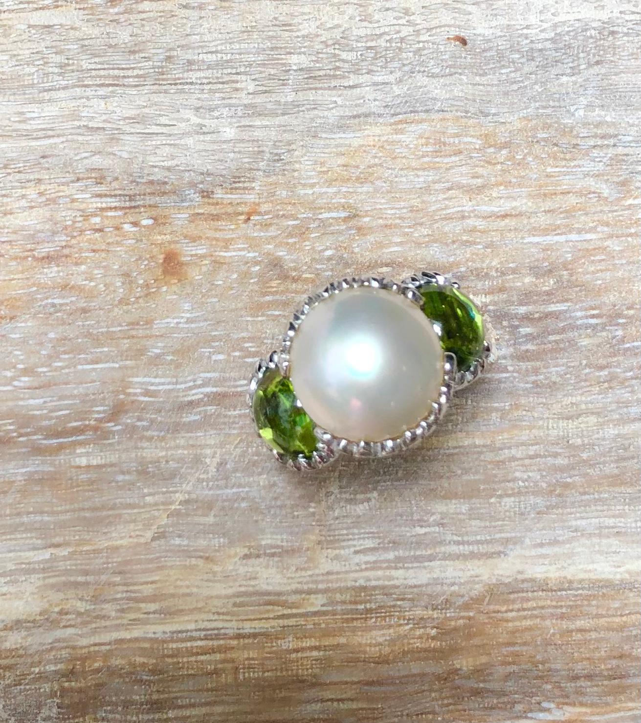 Mabe Pearl with Cabochon Peridot Ring Set in 18 Karat White Gold Settings For Sale 6