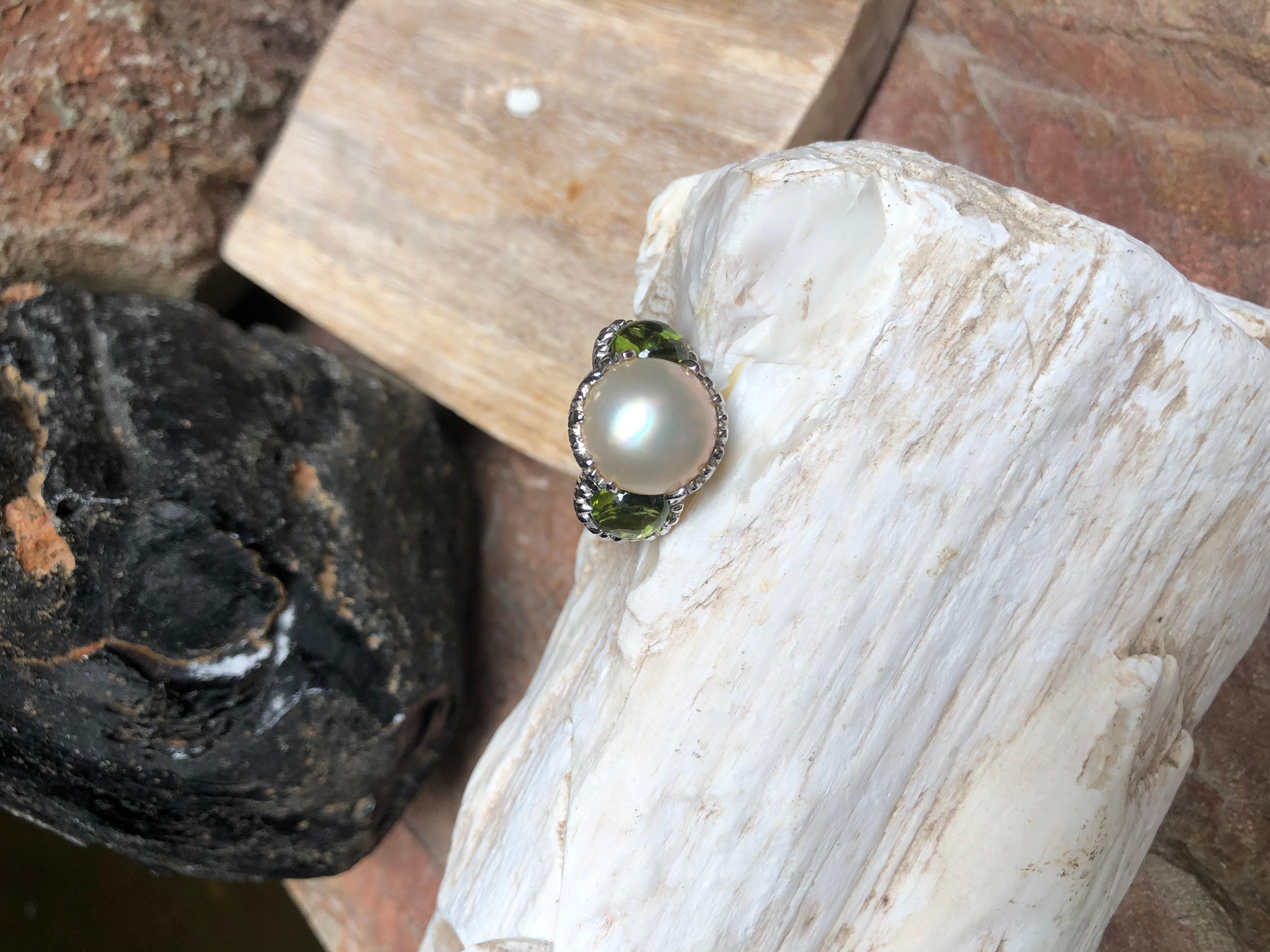 Mabe Pearl with Cabochon Peridot Ring Set in 18 Karat White Gold Settings For Sale 7