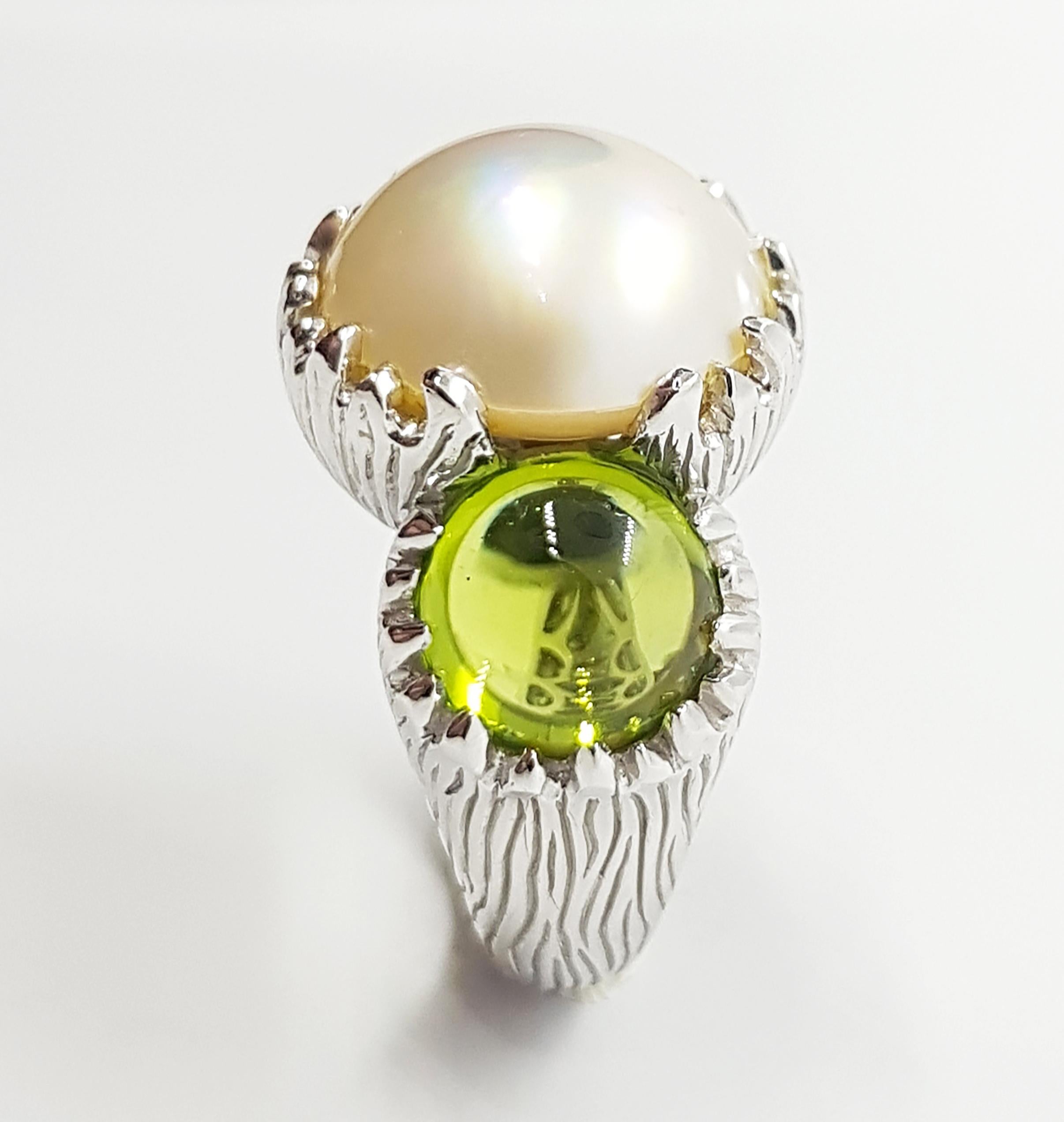 Mabe Pearl with Cabochon Peridot 7.25 carats Ring set in 18 Karat White Gold Settings

Width:  2.4 cm 
Length: 1.5 cm
Ring Size: 52
Total Weight: 18.34 grams


