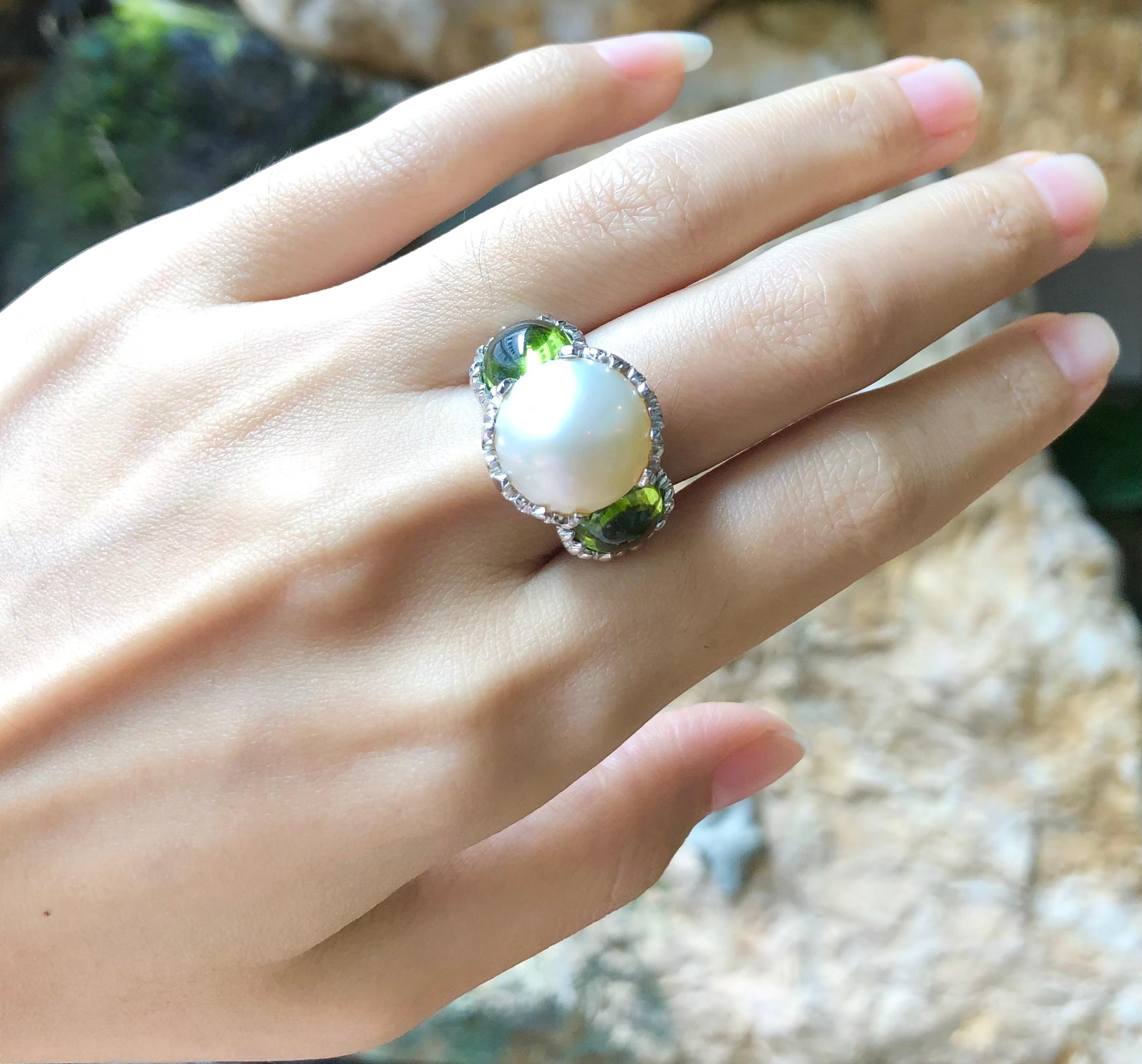Contemporary Mabe Pearl with Cabochon Peridot Ring Set in 18 Karat White Gold Settings For Sale