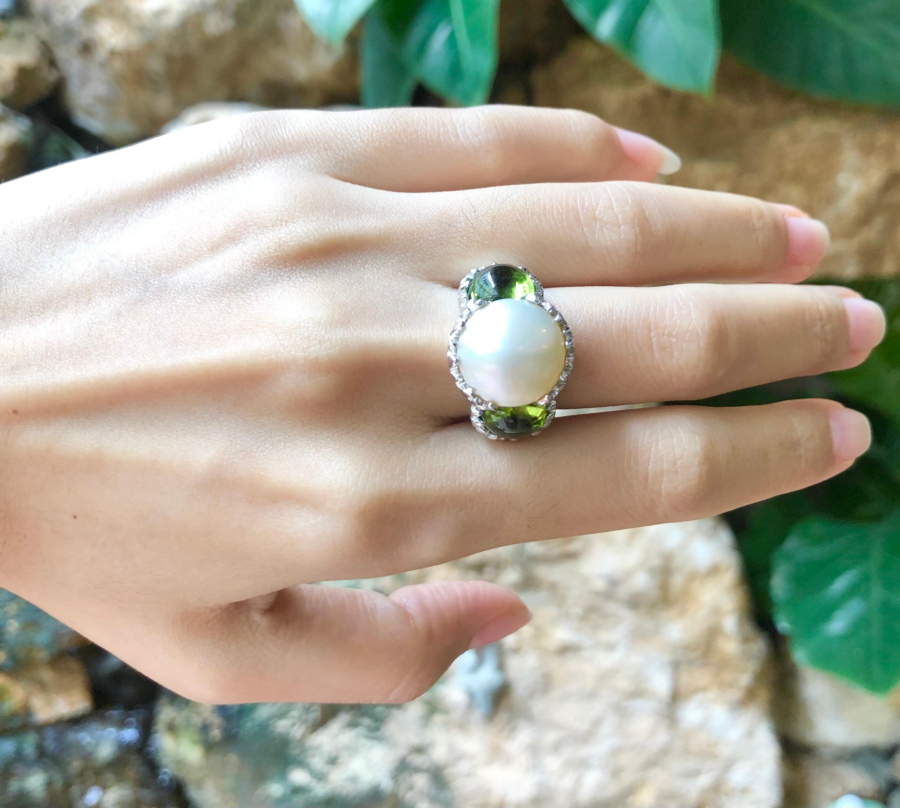 Mabe Pearl with Cabochon Peridot Ring Set in 18 Karat White Gold Settings In New Condition For Sale In Bangkok, TH