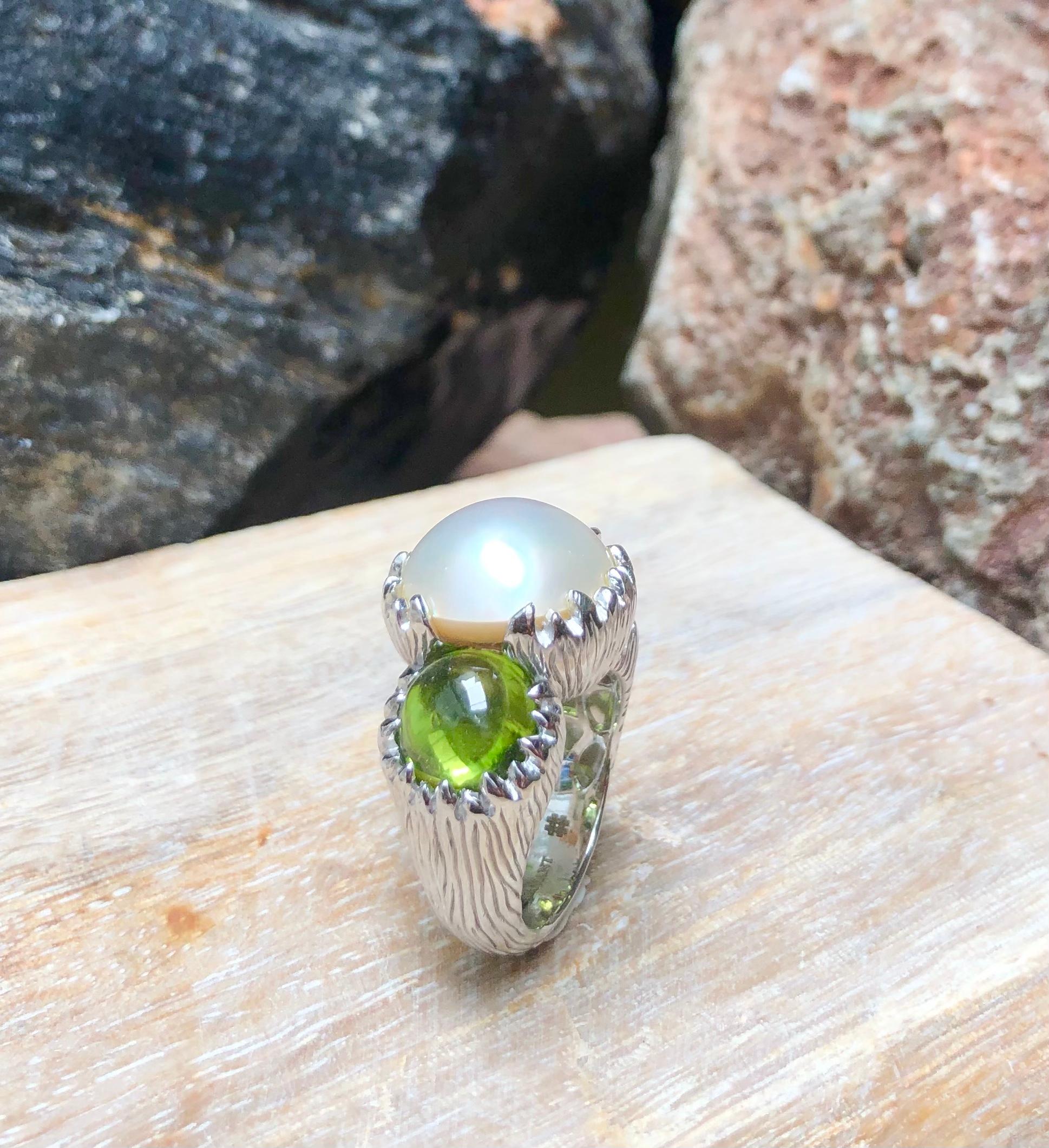 Mabe Pearl with Cabochon Peridot Ring Set in 18 Karat White Gold Settings For Sale 1