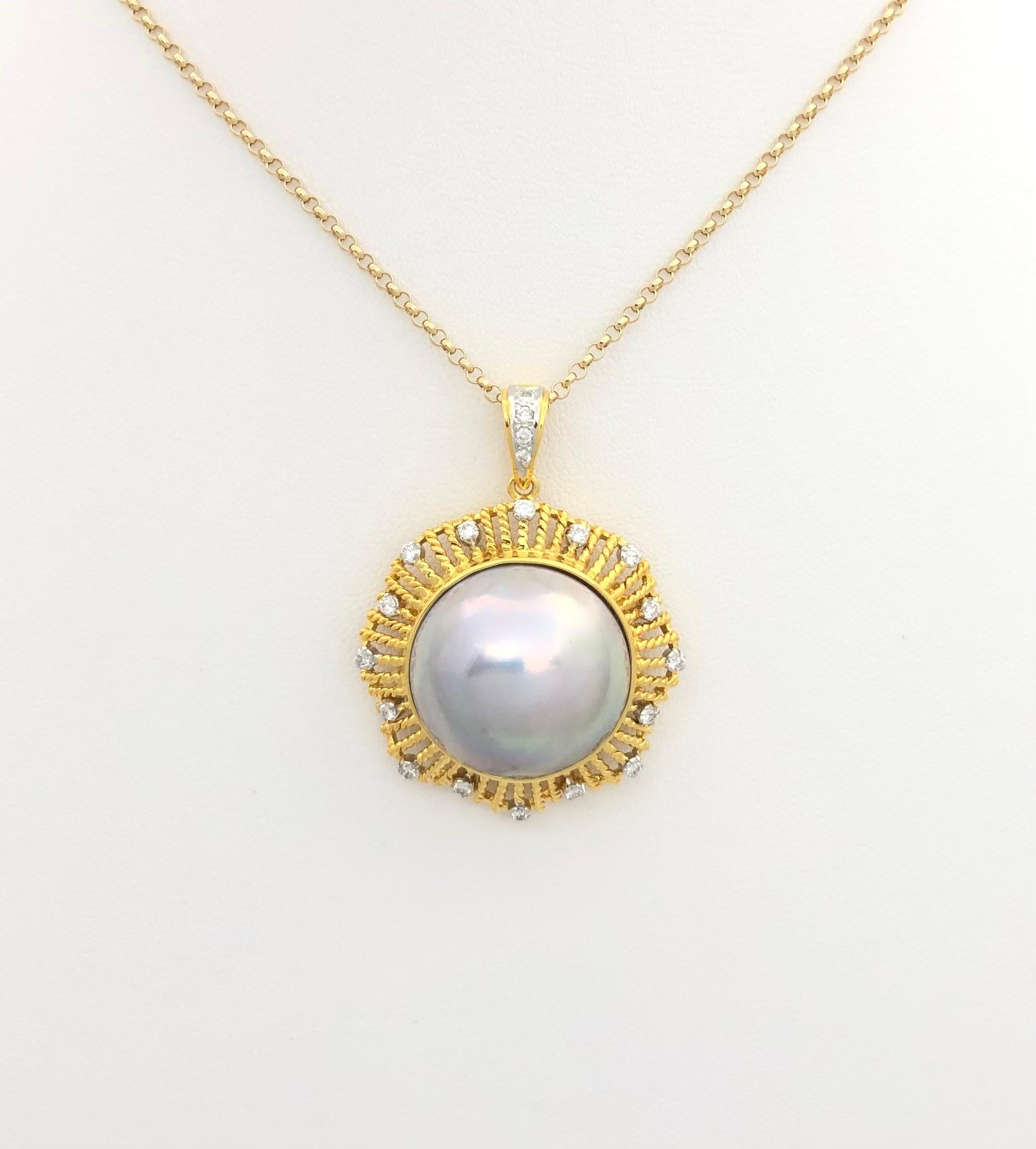 Mabe Pearl with Diamond 0.28 carat Pendant set in 18 Karat Gold Settings
(chain not included)

Width: 3.0 cm 
Length: 4.0 cm
Total Weight: 13.99  grams

