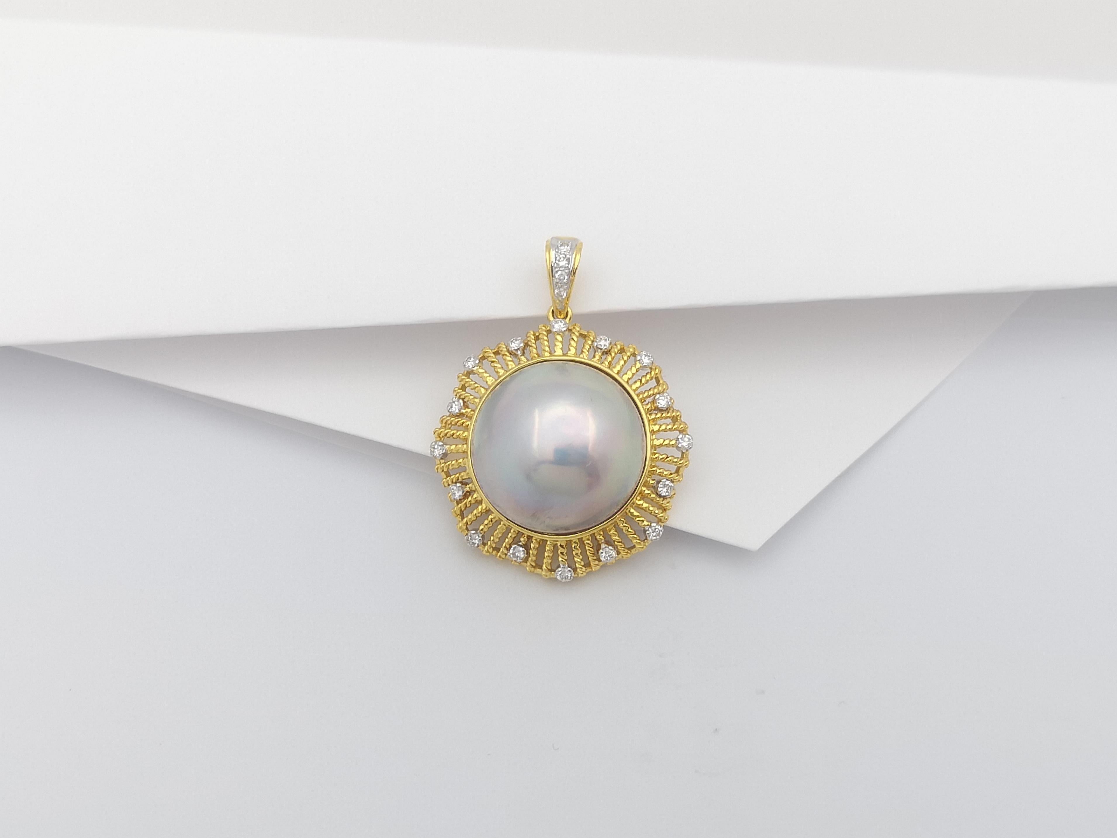 Mabe Pearl with Diamond Pendant Set in 18 Karat Gold Settings In New Condition For Sale In Bangkok, TH