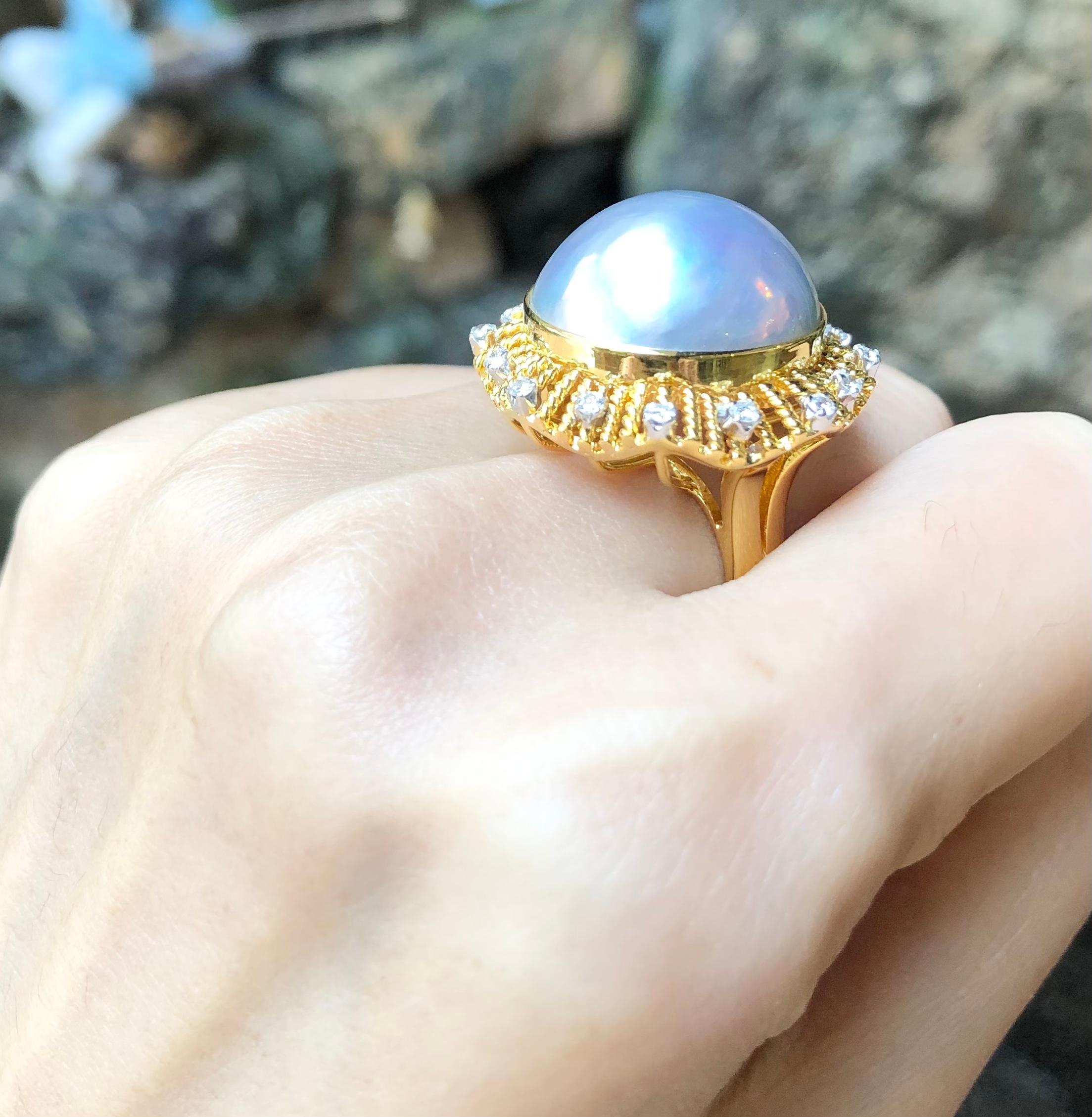 Mabe Pearl with Diamond Ring Set in 18 Karat Gold Settings In New Condition For Sale In Bangkok, TH