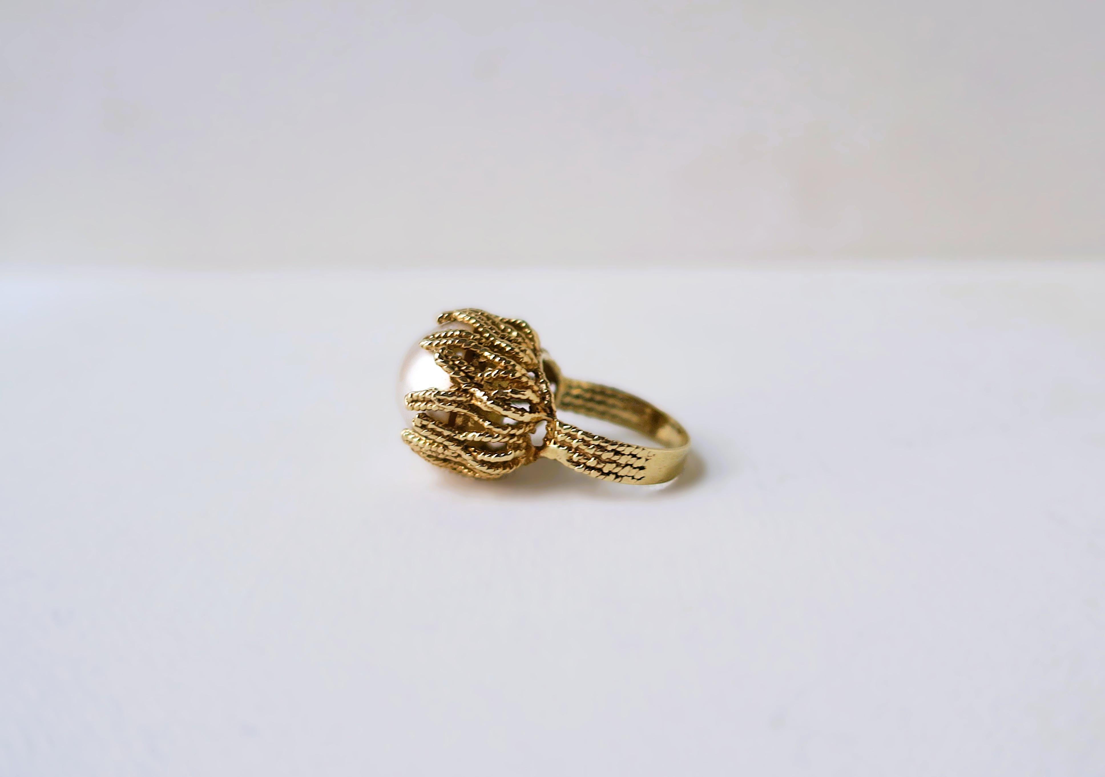 Taille ronde Bague cocktail en or jaune et perles en vente