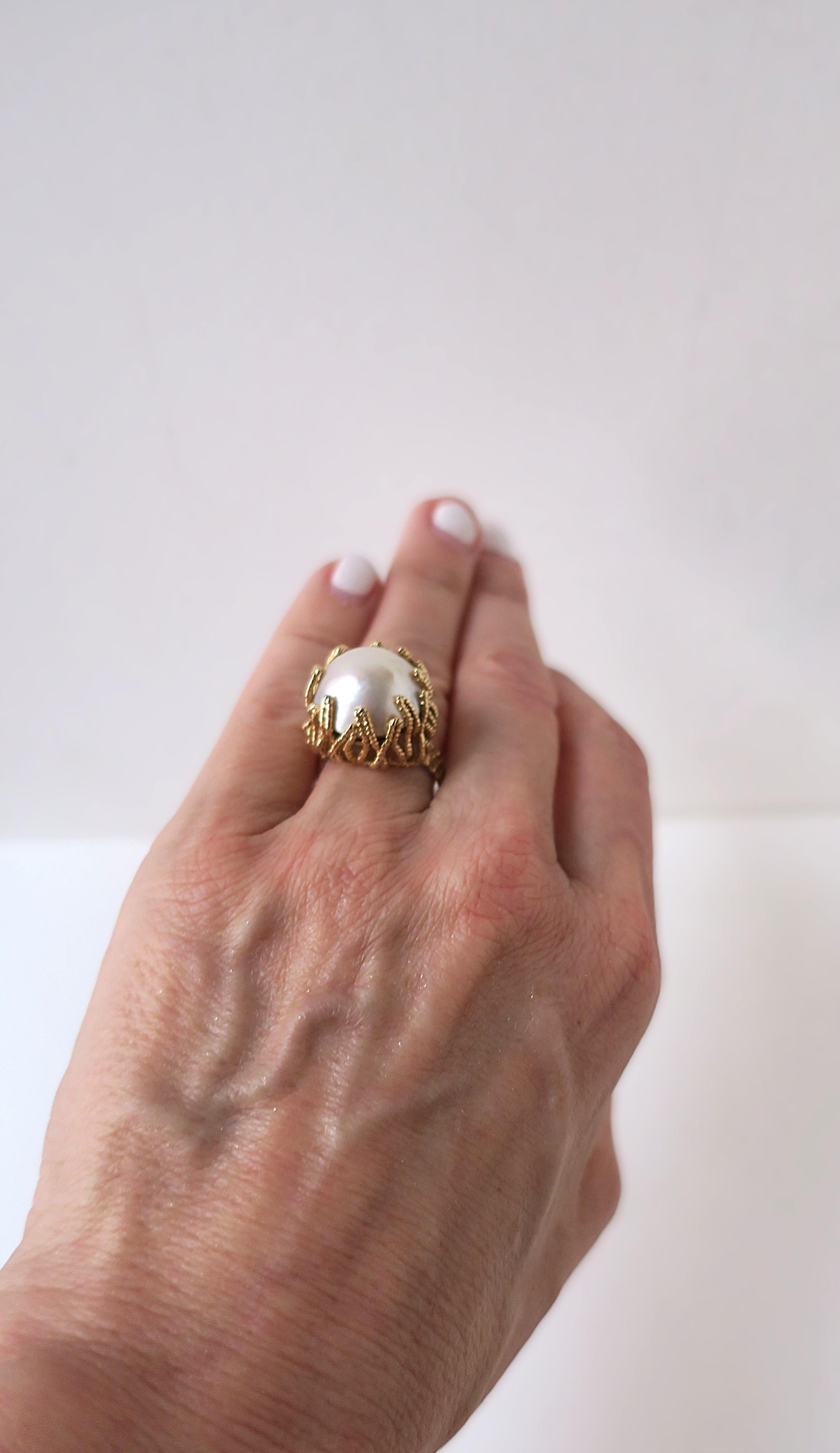 Bague cocktail en or jaune et perles Excellent état - En vente à New York, NY