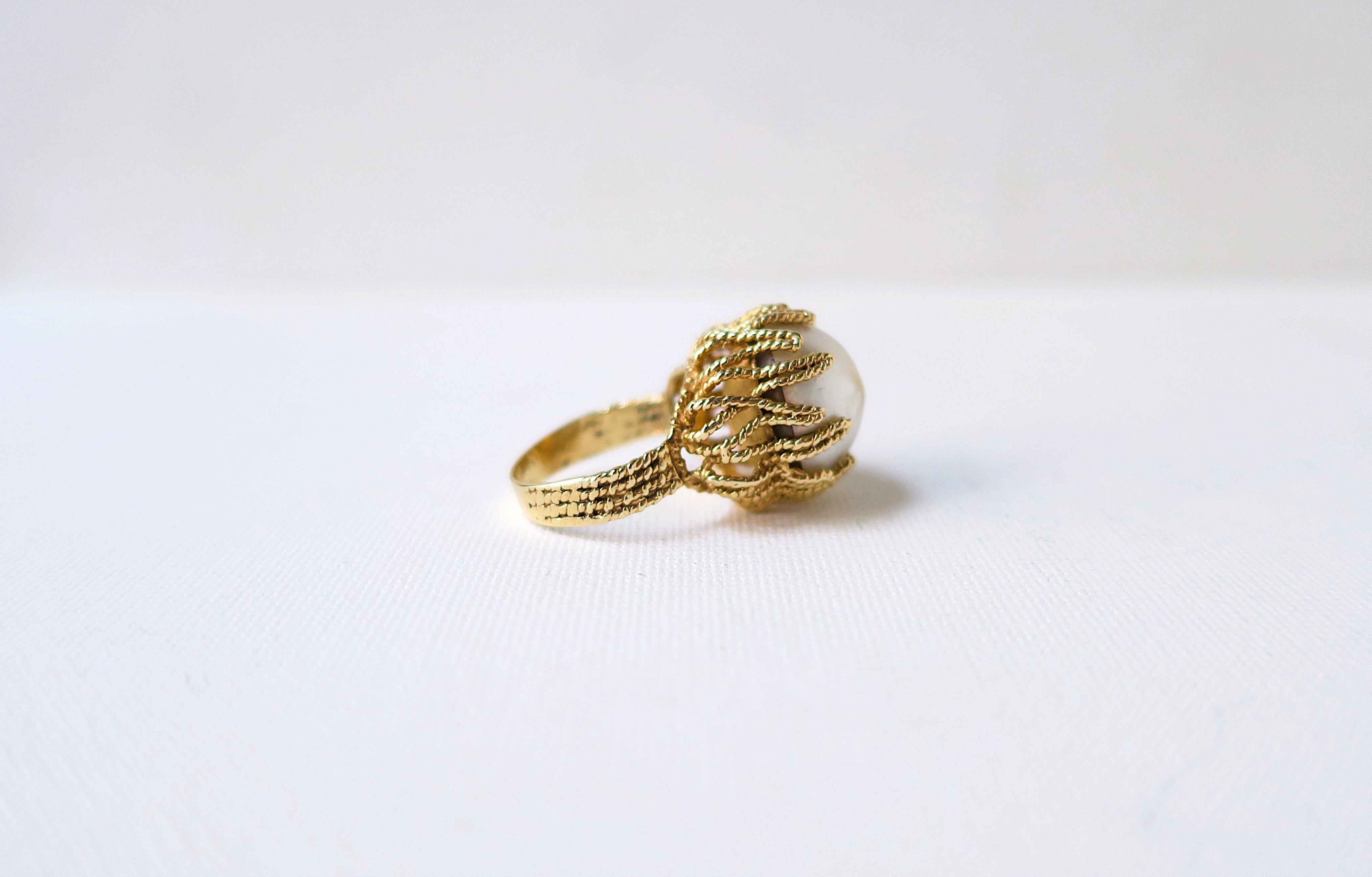 Bague cocktail en or jaune et perles en vente 1