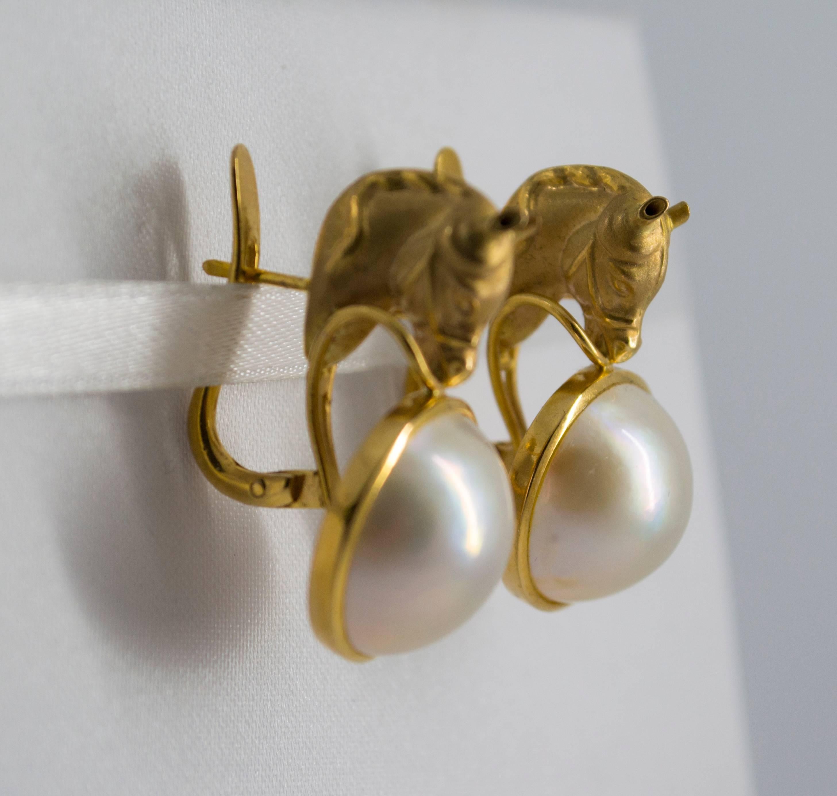 Modern Mabe Pearl Yellow Gold Horses Lever-Back Dangle Earrings In New Condition In Naples, IT
