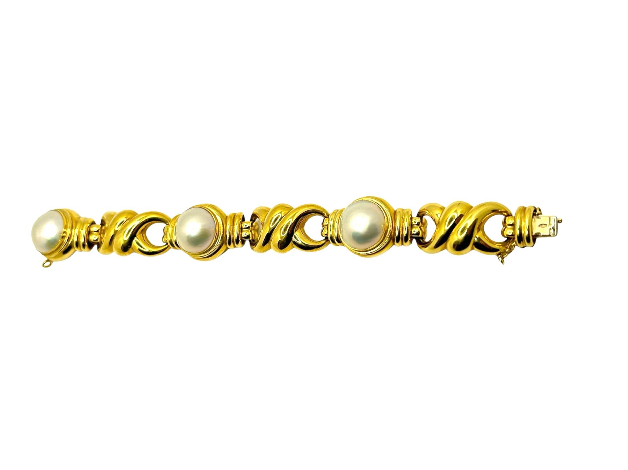 This lovely 18kt gold bracelet comes from early 90’s and properly reflects the main characteristics of this amazing period.


Its classic style makes this bracelet elegant and extremely comfortable at the same time. 

Made by curved links reminds to