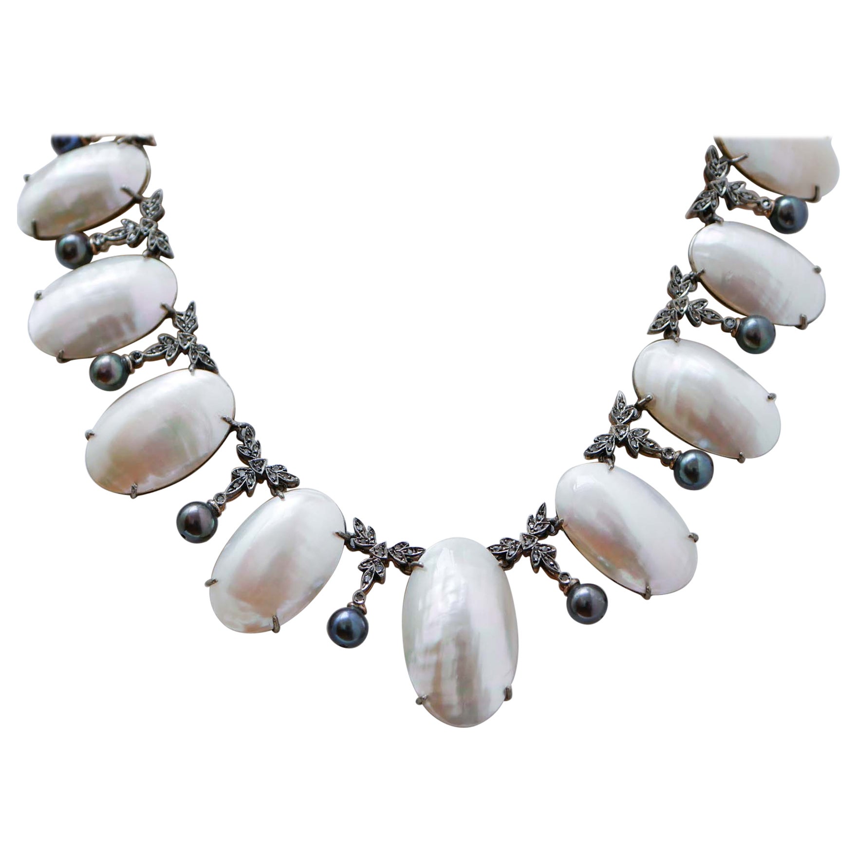 Collier de perles Mabé, de diamants, de perles grises, d'or rose et d'argent.