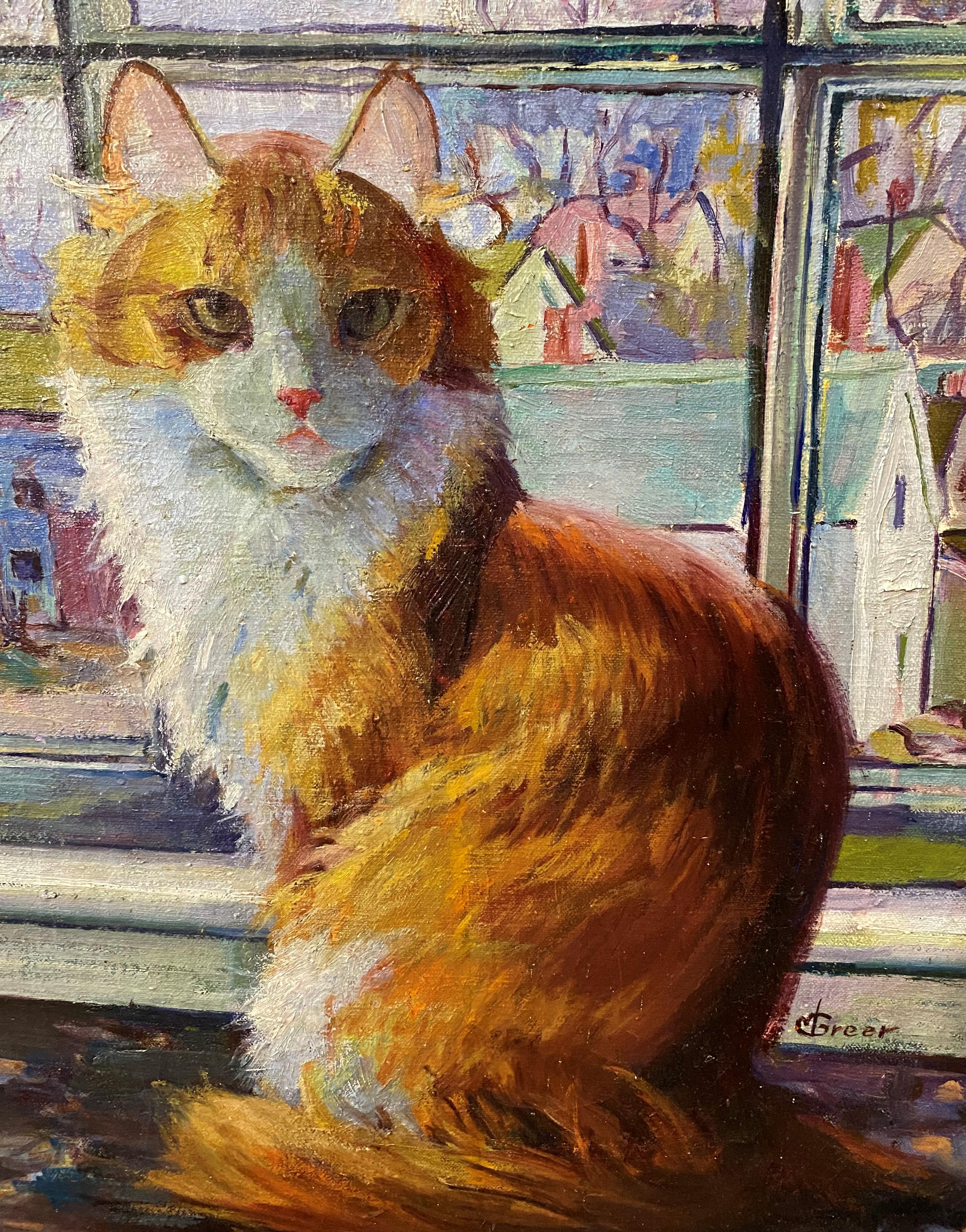 Une belle peinture à l'huile figurative d'un chat dans la fenêtre avec une vue sur le front de mer, peut-être de Gloucester,  de l'artiste américaine Mabel Greer (1880-1972). Née à Wellfleet, dans le Massachusetts, Greer s'est fait connaître par ses