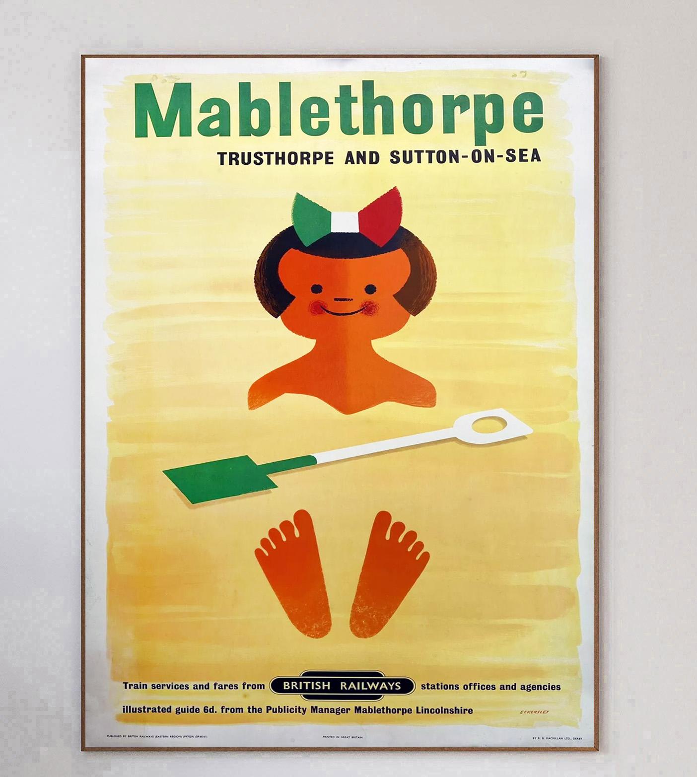 Maravilloso y raro cartel de 1959, producido por British Railways para promocionar las rutas a las ciudades costeras de Mablethorpe, Trusthorpe y Sutton-on-Sea en Licolnshire.

Con una maravillosa imagen que representa a una mujer enterrada en la